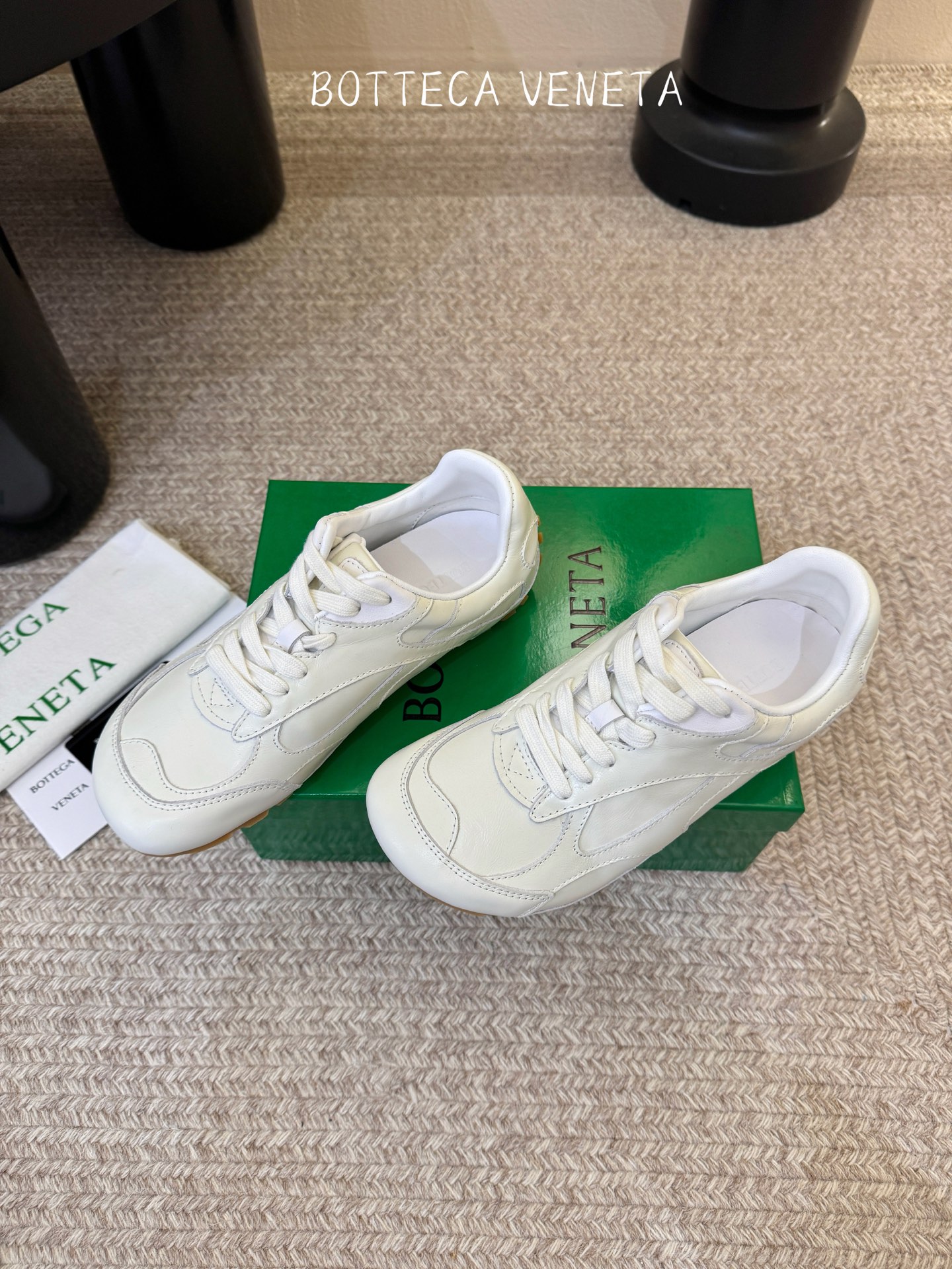 Bottega Veneta火爆新款运动鞋休闲鞋徳训鞋 BV 90年代复古风格为灵感，鞋面选用反绒皮面料