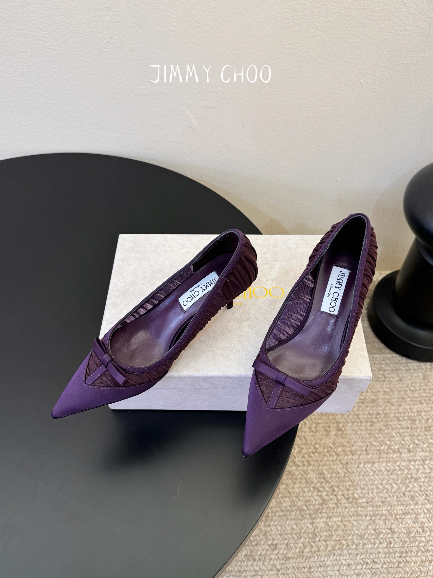 Jimmy Cho* 26SS春夏新款褶皱网纱蝴蝶结尖头单鞋经典尖头鞋型自带拉长腿型的效果，褶皱网纱+蝴