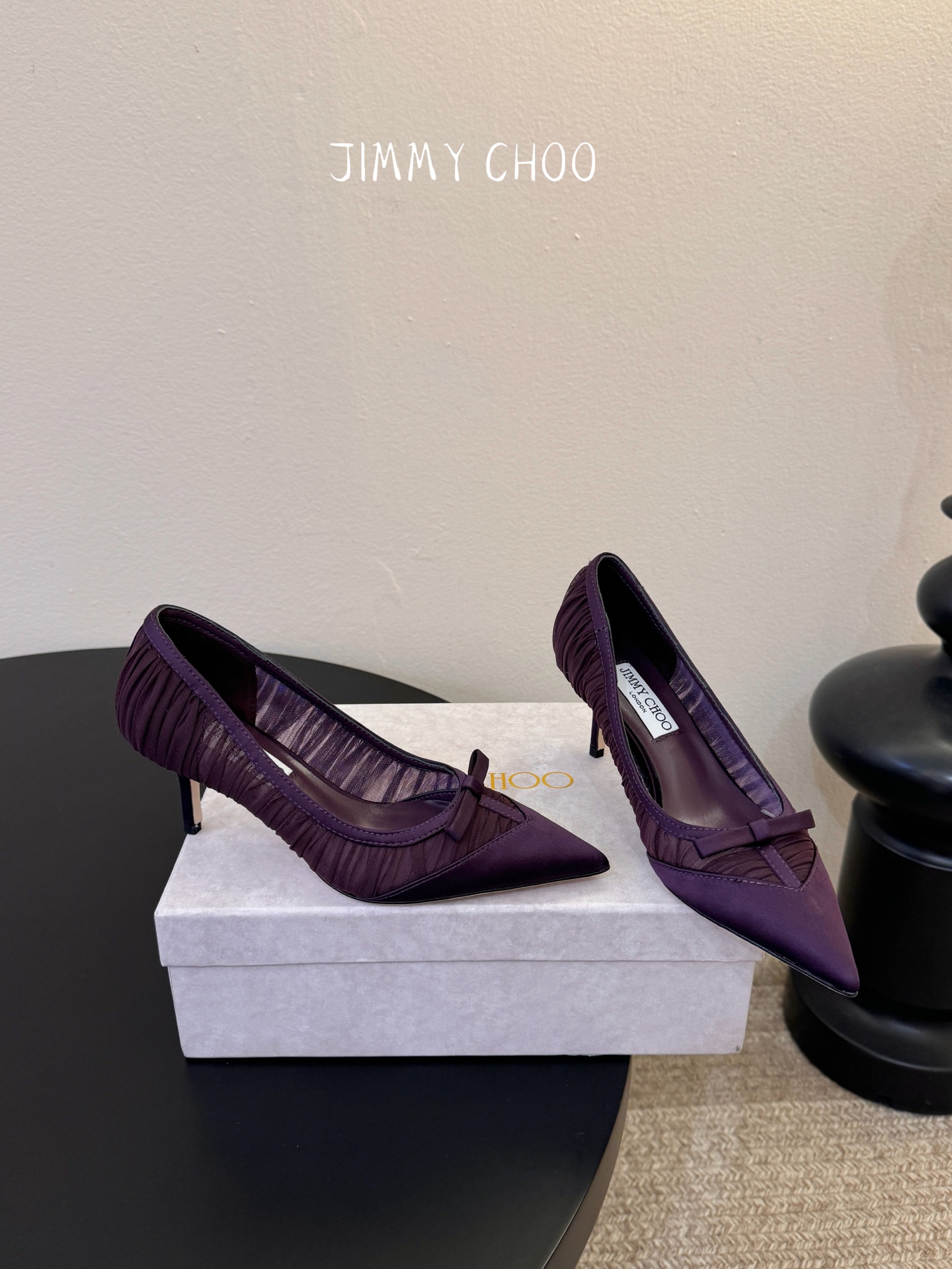 Jimmy Cho* 26SS春夏新款褶皱网纱蝴蝶结尖头单鞋经典尖头鞋型自带拉长腿型的效果，褶皱网纱+蝴