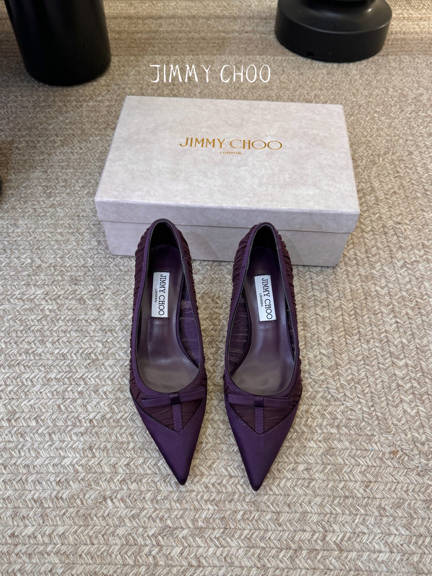 Jimmy Cho* 26SS春夏新款褶皱网纱蝴蝶结尖头单鞋经典尖头鞋型自带拉长腿型的效果，褶皱网纱+蝴