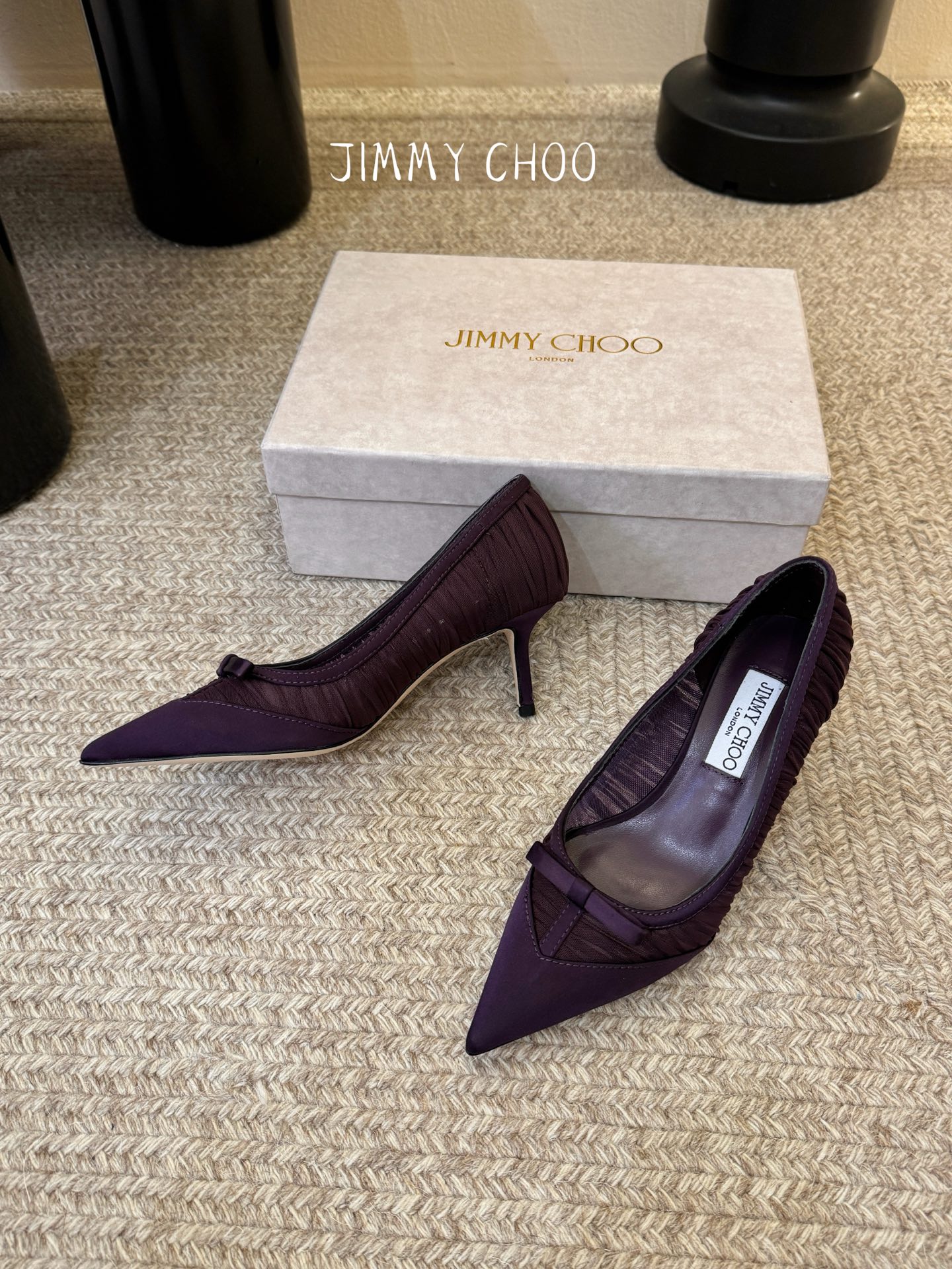Jimmy Cho* 26SS春夏新款褶皱网纱蝴蝶结尖头单鞋经典尖头鞋型自带拉长腿型的效果，褶皱网纱+蝴