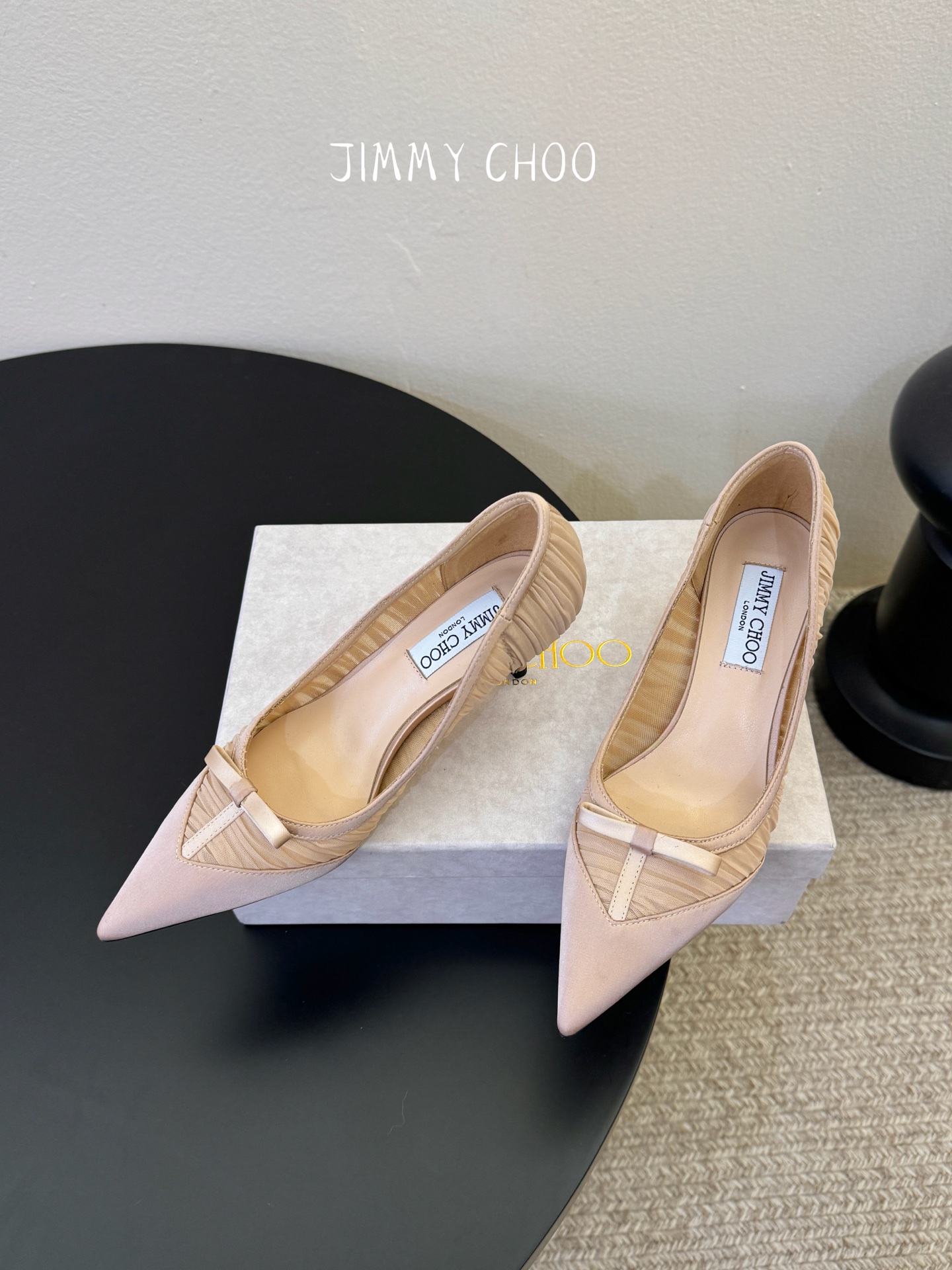 Jimmy Cho* 26SS春夏新款褶皱网纱蝴蝶结尖头单鞋经典尖头鞋型自带拉长腿型的效果，褶皱网纱+蝴