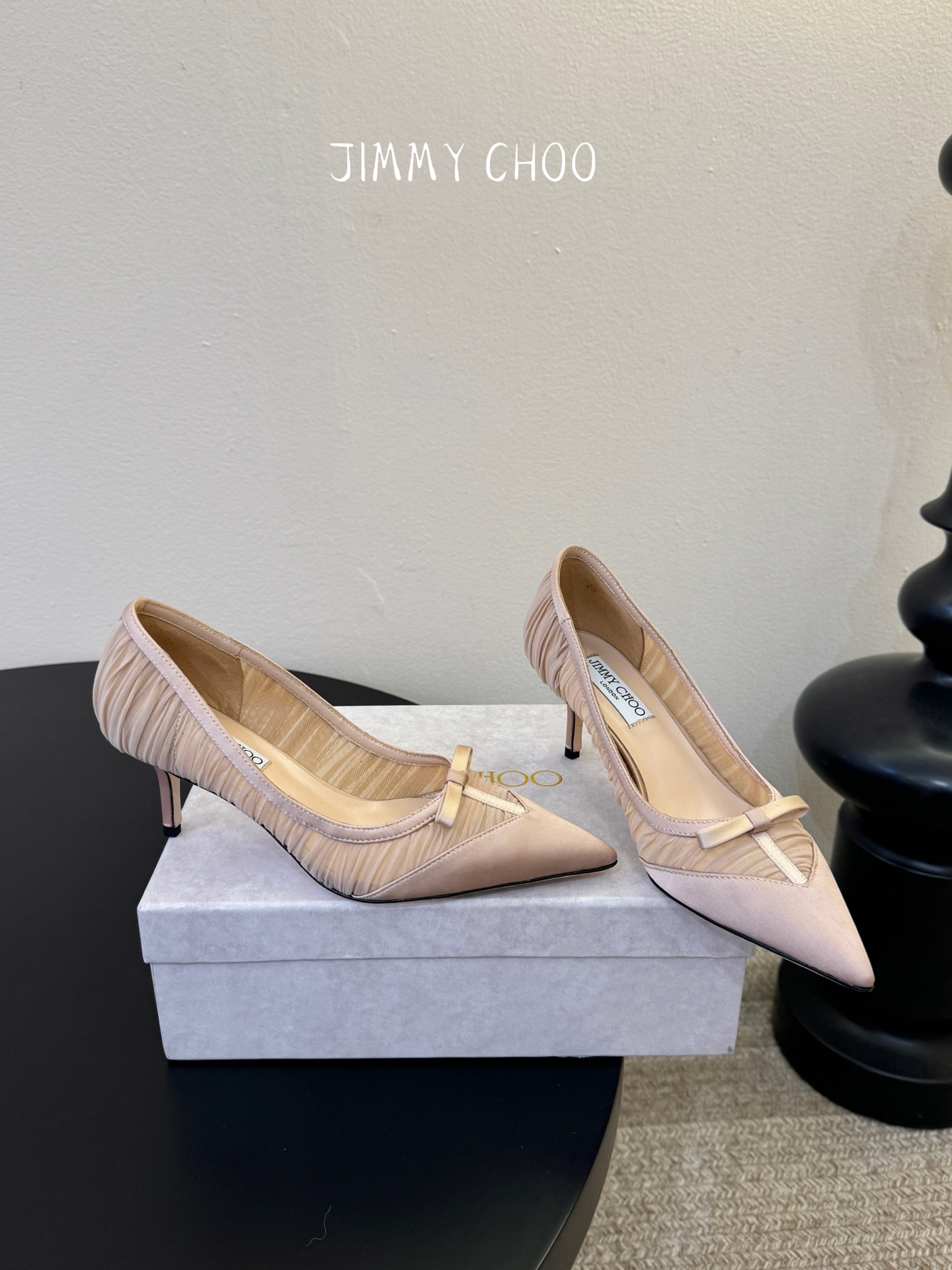 Jimmy Cho* 26SS春夏新款褶皱网纱蝴蝶结尖头单鞋经典尖头鞋型自带拉长腿型的效果，褶皱网纱+蝴