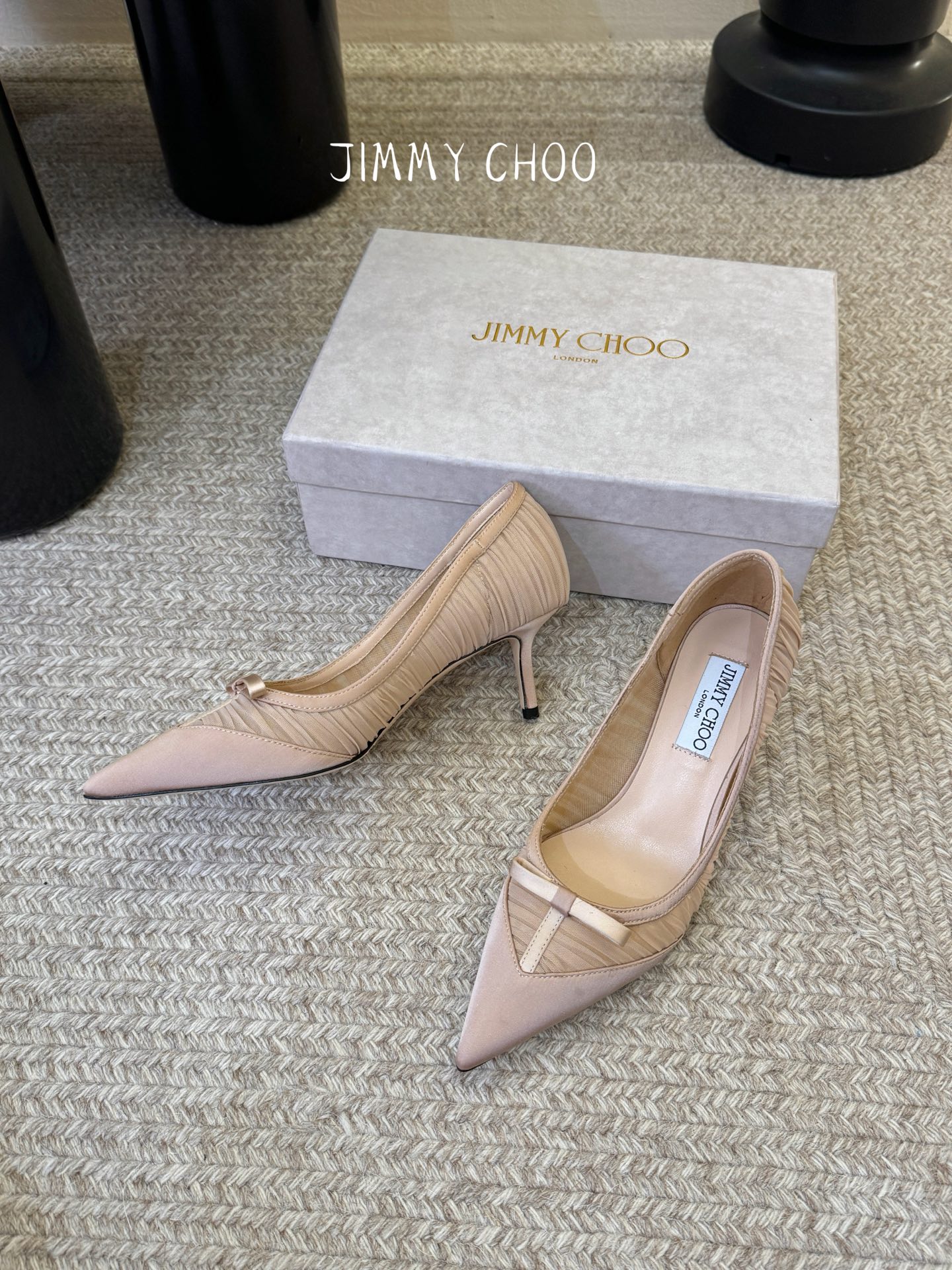 Jimmy Cho* 26SS春夏新款褶皱网纱蝴蝶结尖头单鞋经典尖头鞋型自带拉长腿型的效果，褶皱网纱+蝴