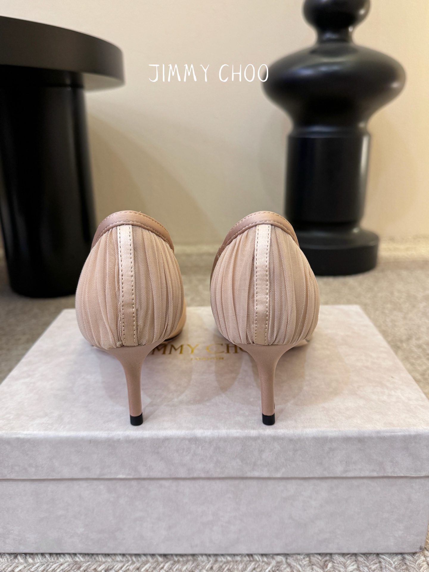 Jimmy Cho* 26SS春夏新款褶皱网纱蝴蝶结尖头单鞋经典尖头鞋型自带拉长腿型的效果，褶皱网纱+蝴