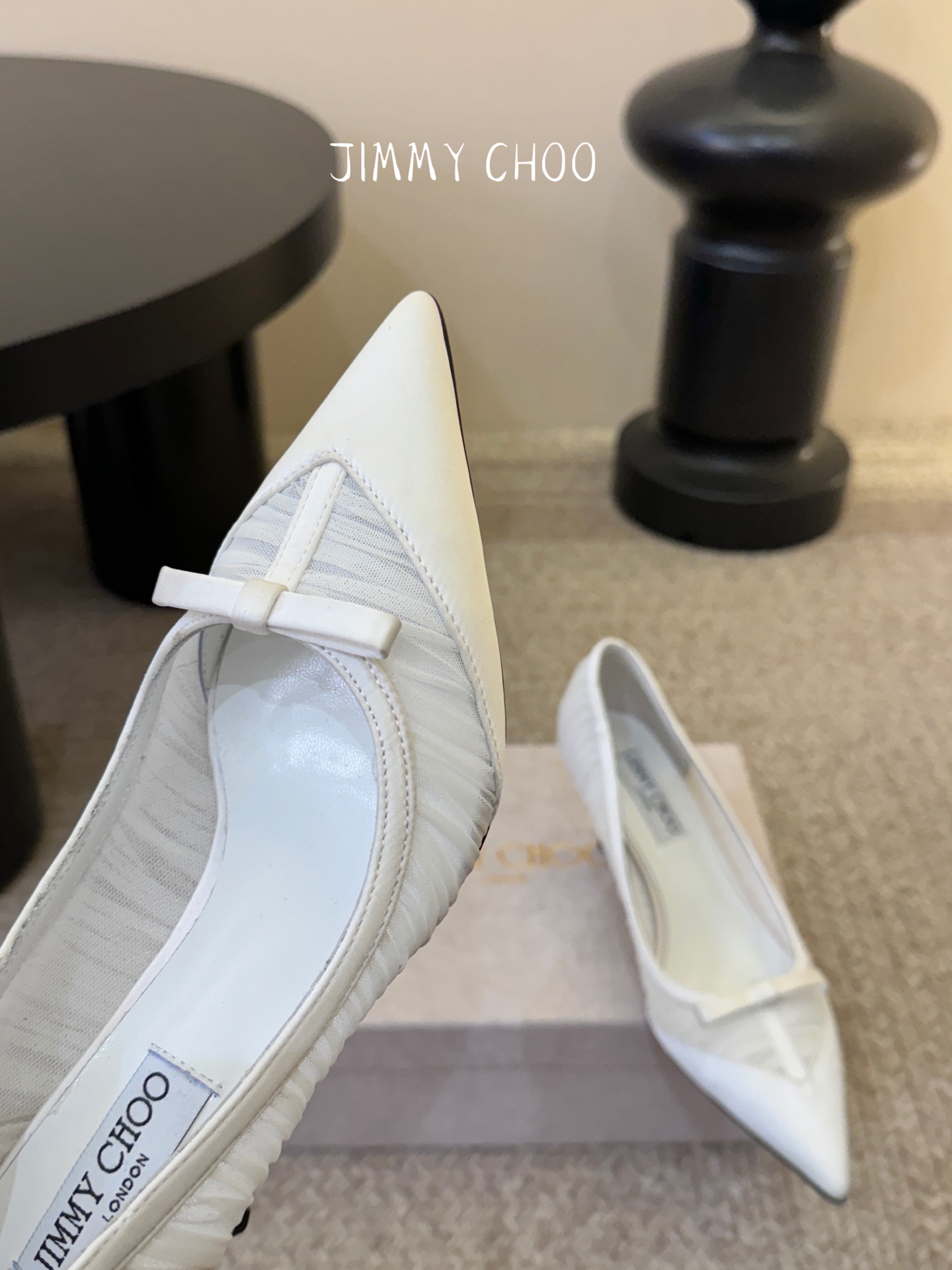 Jimmy Cho* 26SS春夏新款褶皱网纱蝴蝶结尖头单鞋经典尖头鞋型自带拉长腿型的效果，褶皱网纱+蝴