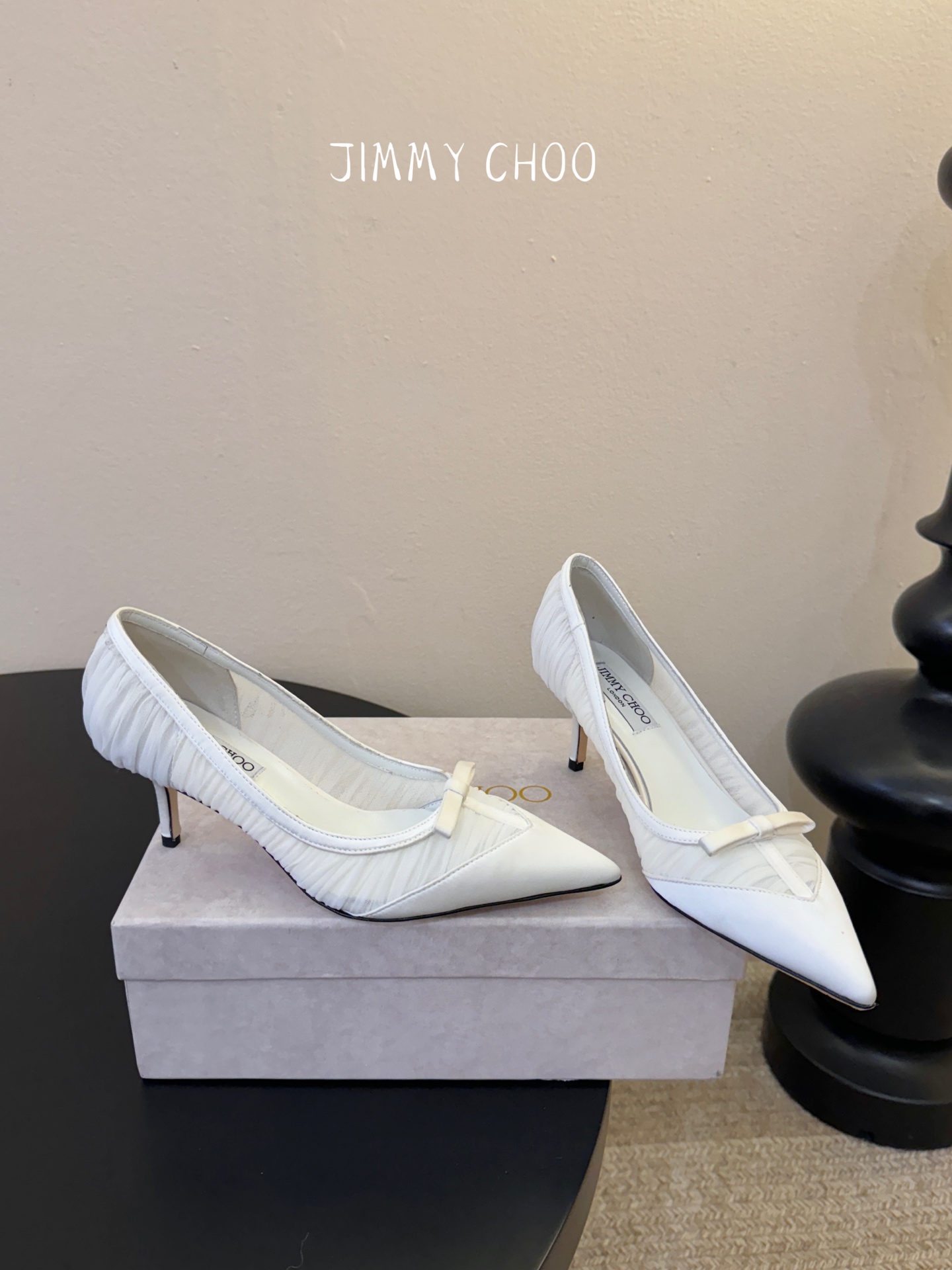 Jimmy Cho* 26SS春夏新款褶皱网纱蝴蝶结尖头单鞋经典尖头鞋型自带拉长腿型的效果，褶皱网纱+蝴