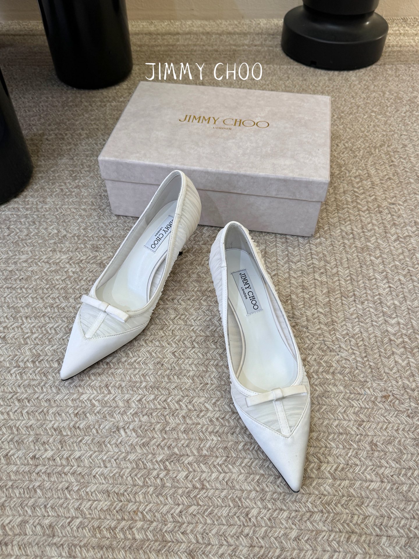 Jimmy Cho* 26SS春夏新款褶皱网纱蝴蝶结尖头单鞋经典尖头鞋型自带拉长腿型的效果，褶皱网纱+蝴