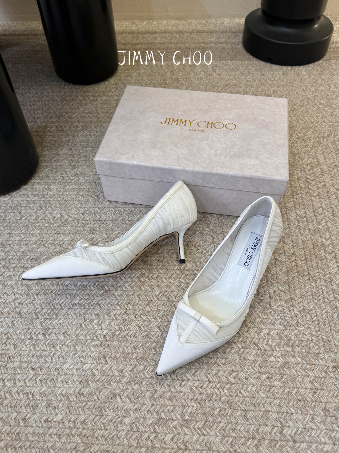 Jimmy Cho* 26SS春夏新款褶皱网纱蝴蝶结尖头单鞋经典尖头鞋型自带拉长腿型的效果，褶皱网纱+蝴