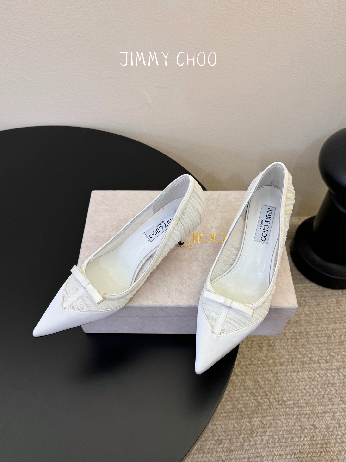 Jimmy Cho* 26SS春夏新款褶皱网纱蝴蝶结尖头单鞋经典尖头鞋型自带拉长腿型的效果，褶皱网纱+蝴