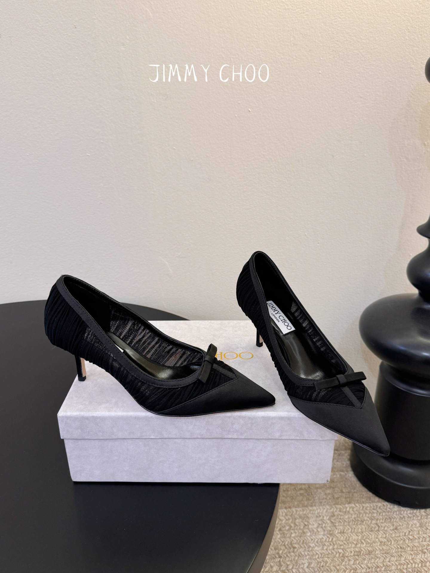 Jimmy Cho* 26SS春夏新款褶皱网纱蝴蝶结尖头单鞋经典尖头鞋型自带拉长腿型的效果，褶皱网纱+蝴