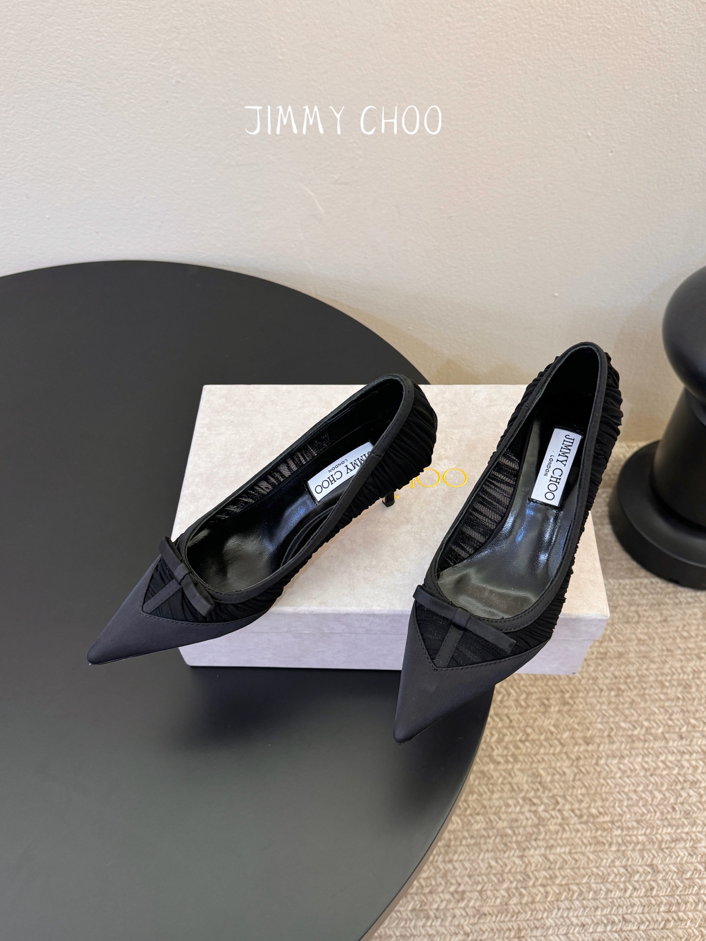 Jimmy Cho* 26SS春夏新款褶皱网纱蝴蝶结尖头单鞋经典尖头鞋型自带拉长腿型的效果，褶皱网纱+蝴