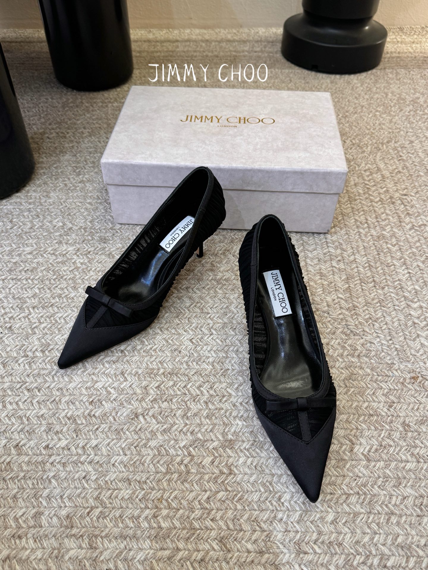 Jimmy Cho* 26SS春夏新款褶皱网纱蝴蝶结尖头单鞋经典尖头鞋型自带拉长腿型的效果，褶皱网纱+蝴