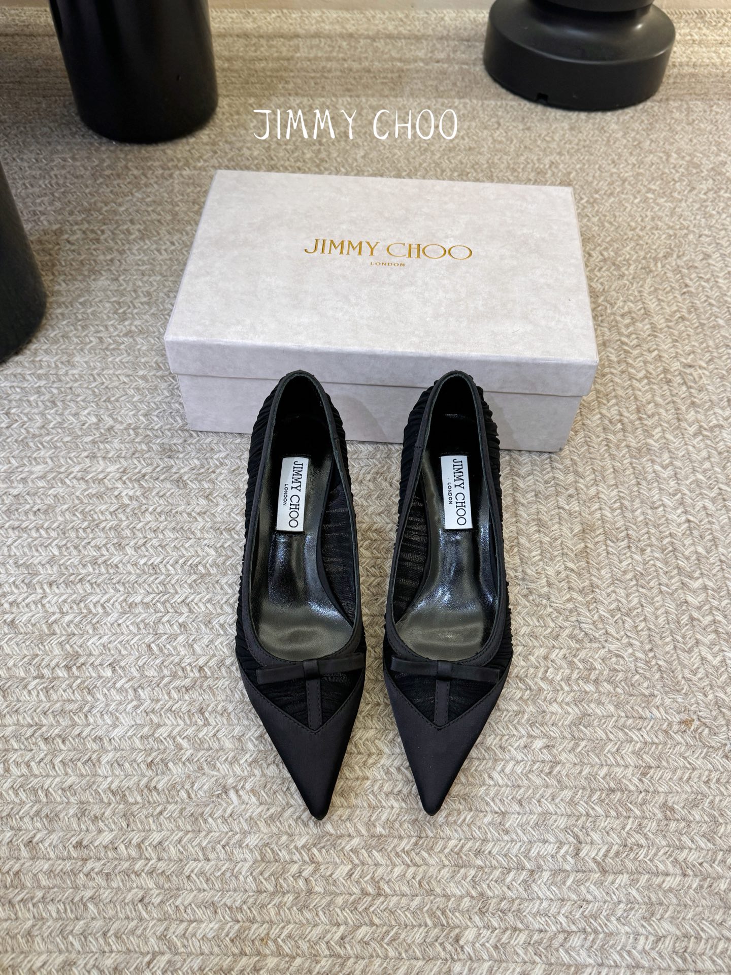 NO:783937,Jimmy Cho* 26SS new spring and summer pleated mesh bow point-toe shoes. The classic point-toe shoe shape has the effect of elongating the leg shape. The combination of pleated mesh + bow knot instantly adds a sense of sophistication, perfectly interpreting Jimmy Choo's light luxury and romance. The shoe body has smooth and neat lines, and the pointed toe design perfectly modifies the foot shape. It can be easily controlled by wide feet and fleshy feet. The upper foot becomes slender and delicate in seconds, showing a unique effect of lengthening the legs.  It is a timeless and elegant shoe in your shoe cabinet. It is suitable for commuting, dating and formal occasions. You can’t go wrong when wearing it with your eyes closed!  Satin/mesh upper, sheepskin lining, leather outsole, sizes 35-42 (customized sizes 40, 41, 42 are non-refundable), heel height 6.5cm, single shoes, jimmy choo, sheepskin, silk fabric, Leather soles19860909Jimmy Cho* 26SS春夏新款褶皱网纱蝴蝶结尖头单鞋 经典尖头鞋型自带拉长腿型的效果,褶皱网纱+蝴蝶结的组合,瞬间把精致感拉满,完美诠释Jimmy Choo 的轻奢浪漫.鞋身线条流畅利落,尖头设计完美修饰脚型,宽脚、肉脚都能轻松驾驭,上脚秒变纤细秀气的脚型,显腿长效果一绝. 是鞋柜里永不过时的气质神鞋,通勤、约会、正式场合全场景适配,闭眼入都不会出错！ 鞋面绸缎/网纱 内里羊皮 大底真皮大底 size35-42码（40、41、42码定制不退换） 跟高6.5cm,单鞋,jimmy choo,sheepskin,silk fabric,Leather soles,Women's Shoes