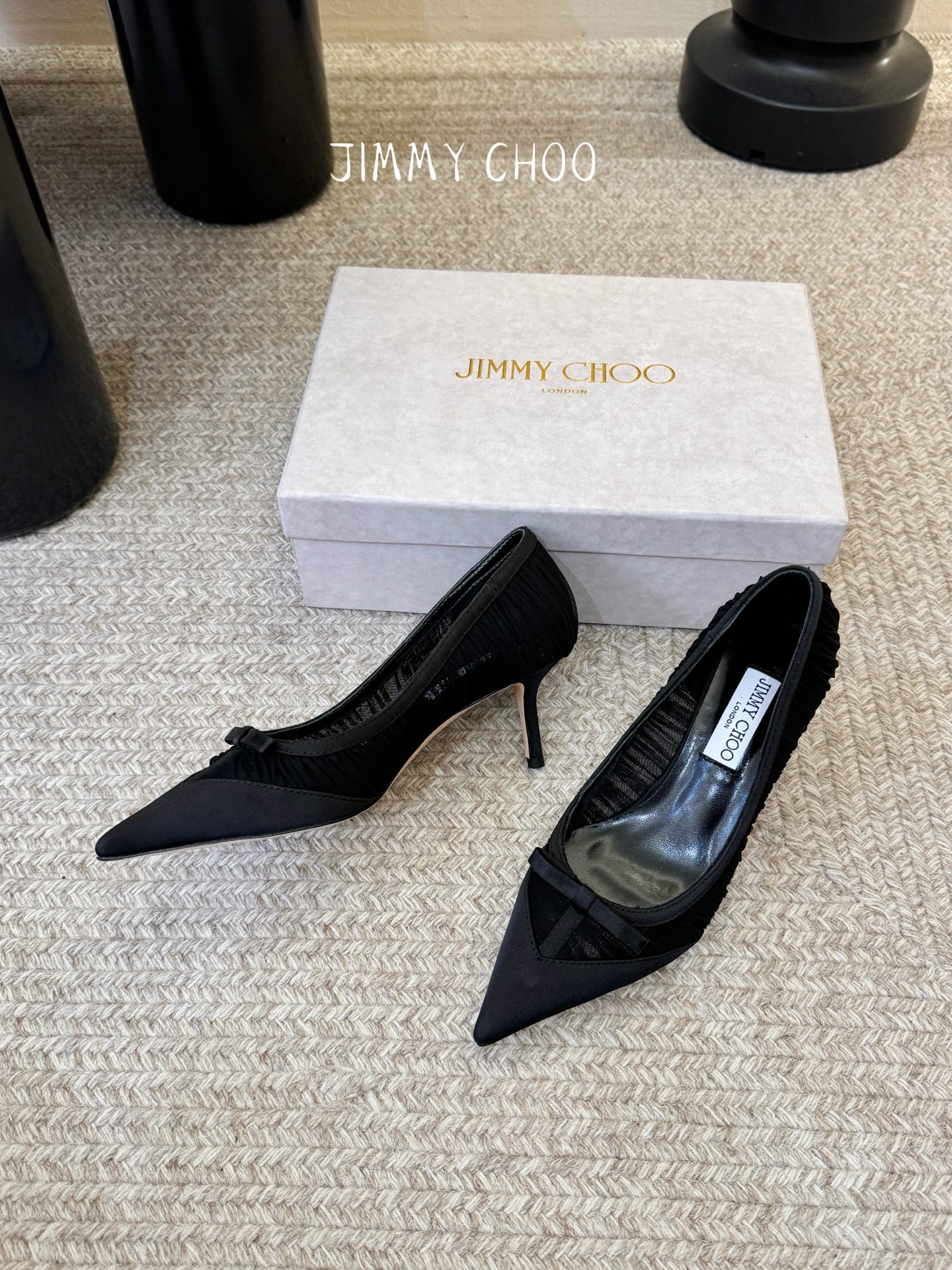 Jimmy Cho* 26SS春夏新款褶皱网纱蝴蝶结尖头单鞋经典尖头鞋型自带拉长腿型的效果，褶皱网纱+蝴