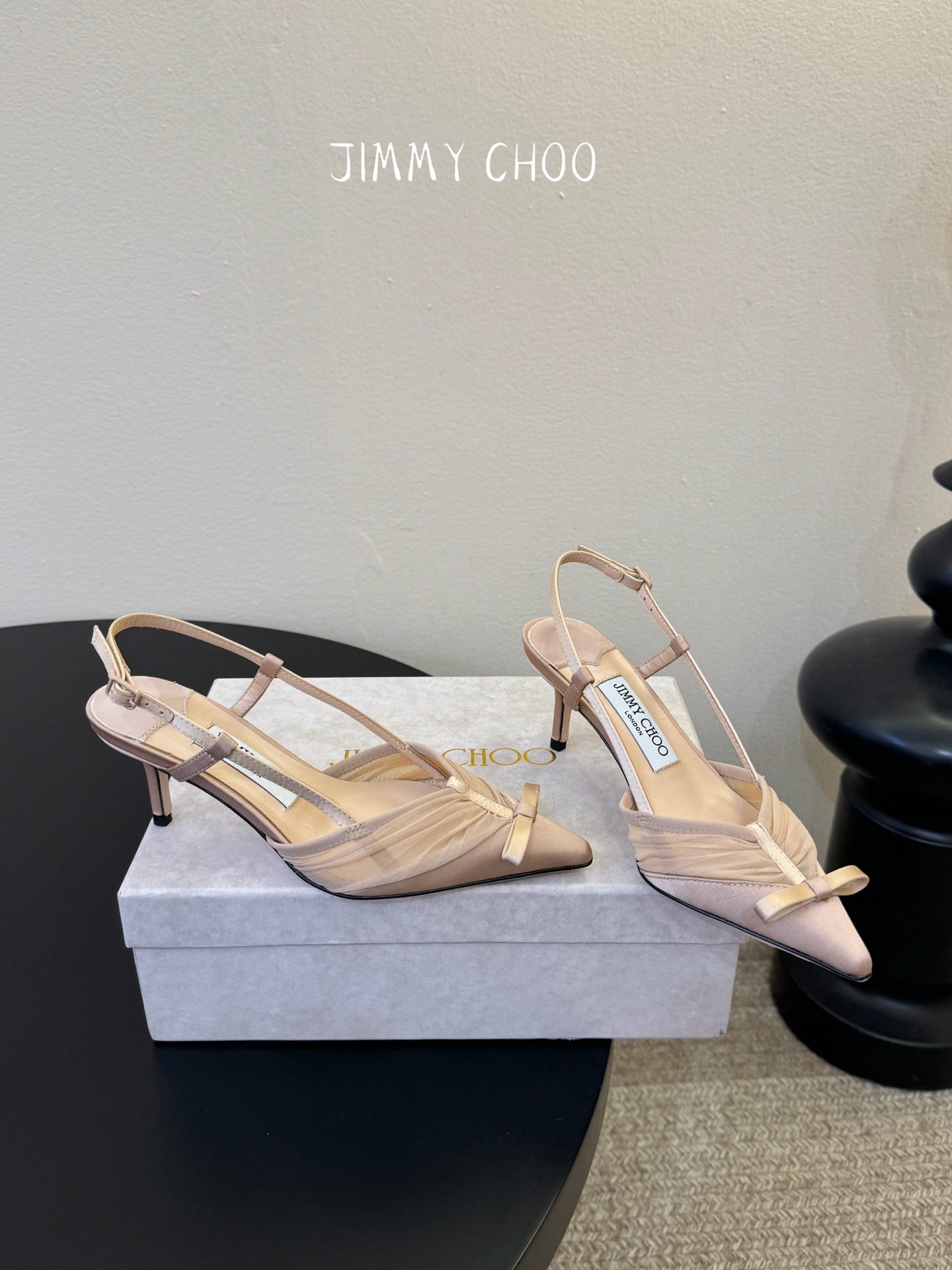 Jimmy Cho* 26SS春夏新款褶皱网纱蝴蝶结尖头后空凉鞋经典尖头鞋型自带拉长腿型的效果，褶皱缎面