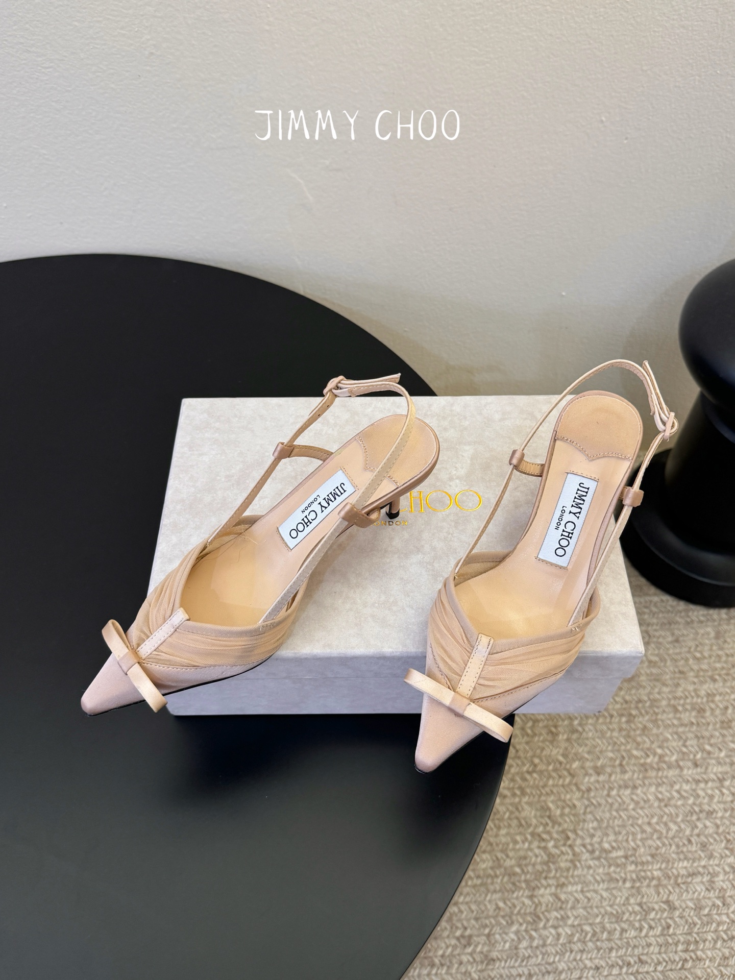 Jimmy Cho* 26SS春夏新款褶皱网纱蝴蝶结尖头后空凉鞋经典尖头鞋型自带拉长腿型的效果，褶皱缎面
