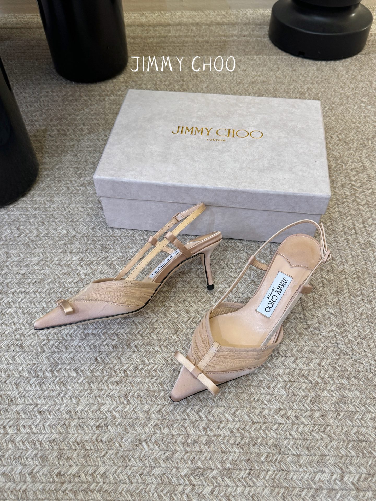 Jimmy Cho* 26SS春夏新款褶皱网纱蝴蝶结尖头后空凉鞋经典尖头鞋型自带拉长腿型的效果，褶皱缎面