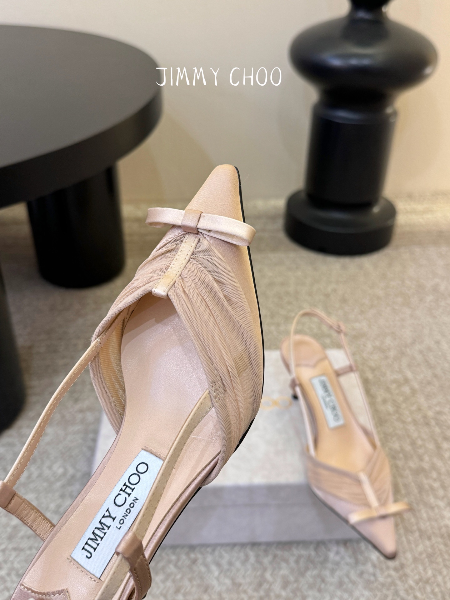 Jimmy Cho* 26SS春夏新款褶皱网纱蝴蝶结尖头后空凉鞋经典尖头鞋型自带拉长腿型的效果，褶皱缎面