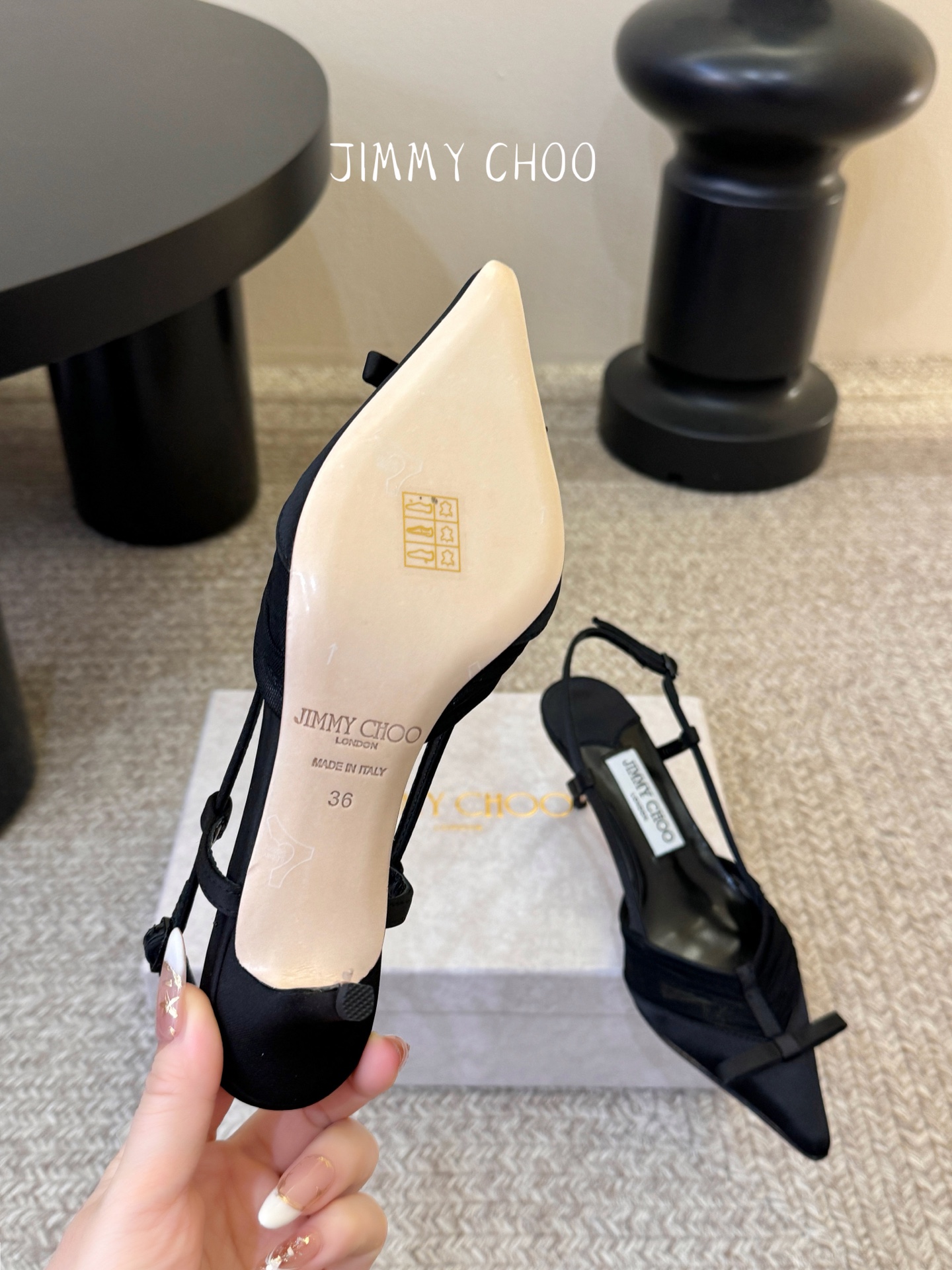 Jimmy Cho* 26SS春夏新款褶皱网纱蝴蝶结尖头后空凉鞋经典尖头鞋型自带拉长腿型的效果，褶皱缎面