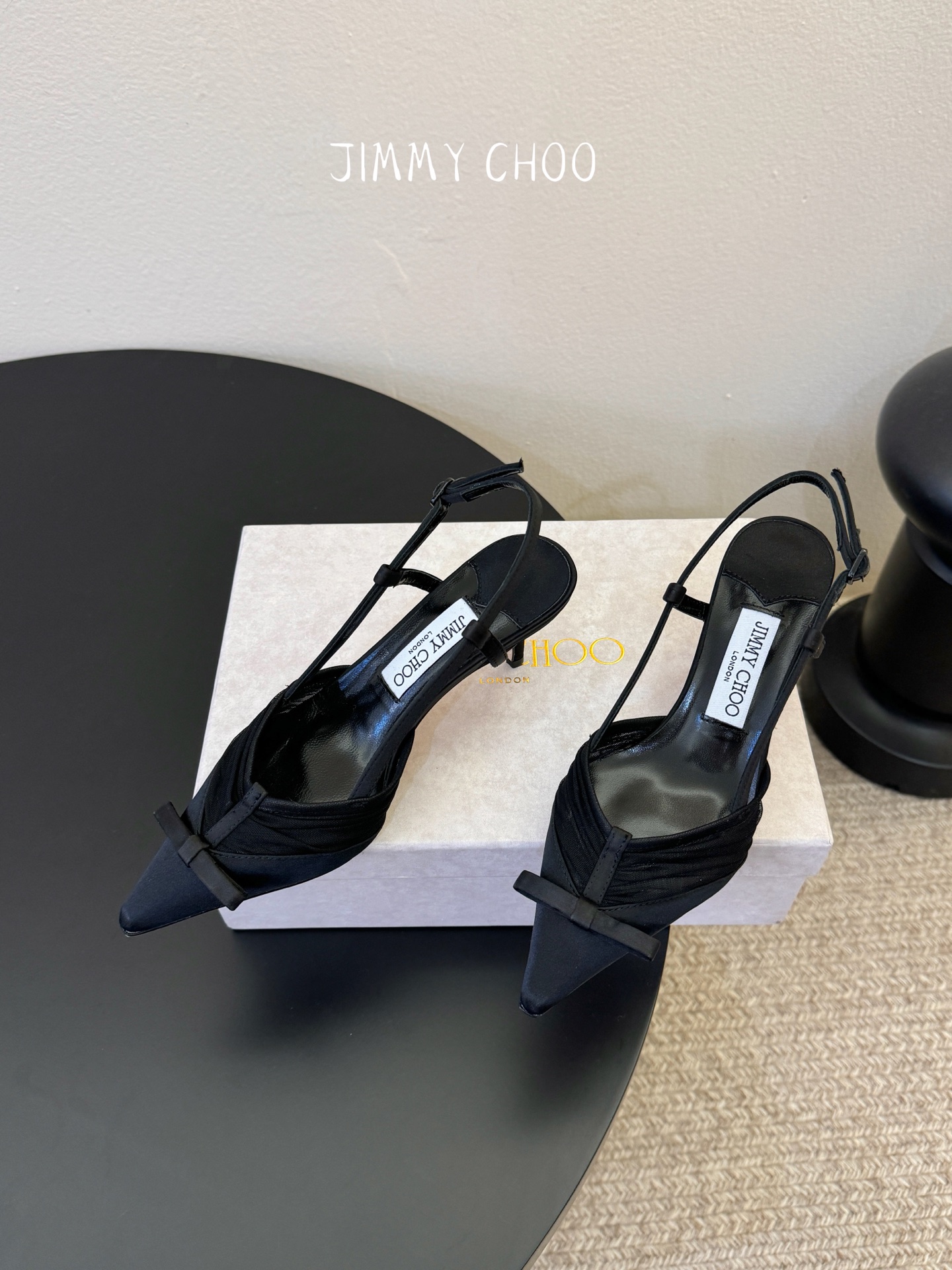 Jimmy Cho* 26SS春夏新款褶皱网纱蝴蝶结尖头后空凉鞋经典尖头鞋型自带拉长腿型的效果，褶皱缎面