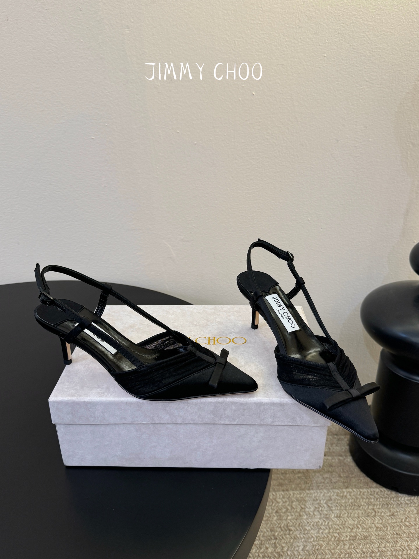 Jimmy Cho* 26SS春夏新款褶皱网纱蝴蝶结尖头后空凉鞋经典尖头鞋型自带拉长腿型的效果，褶皱缎面