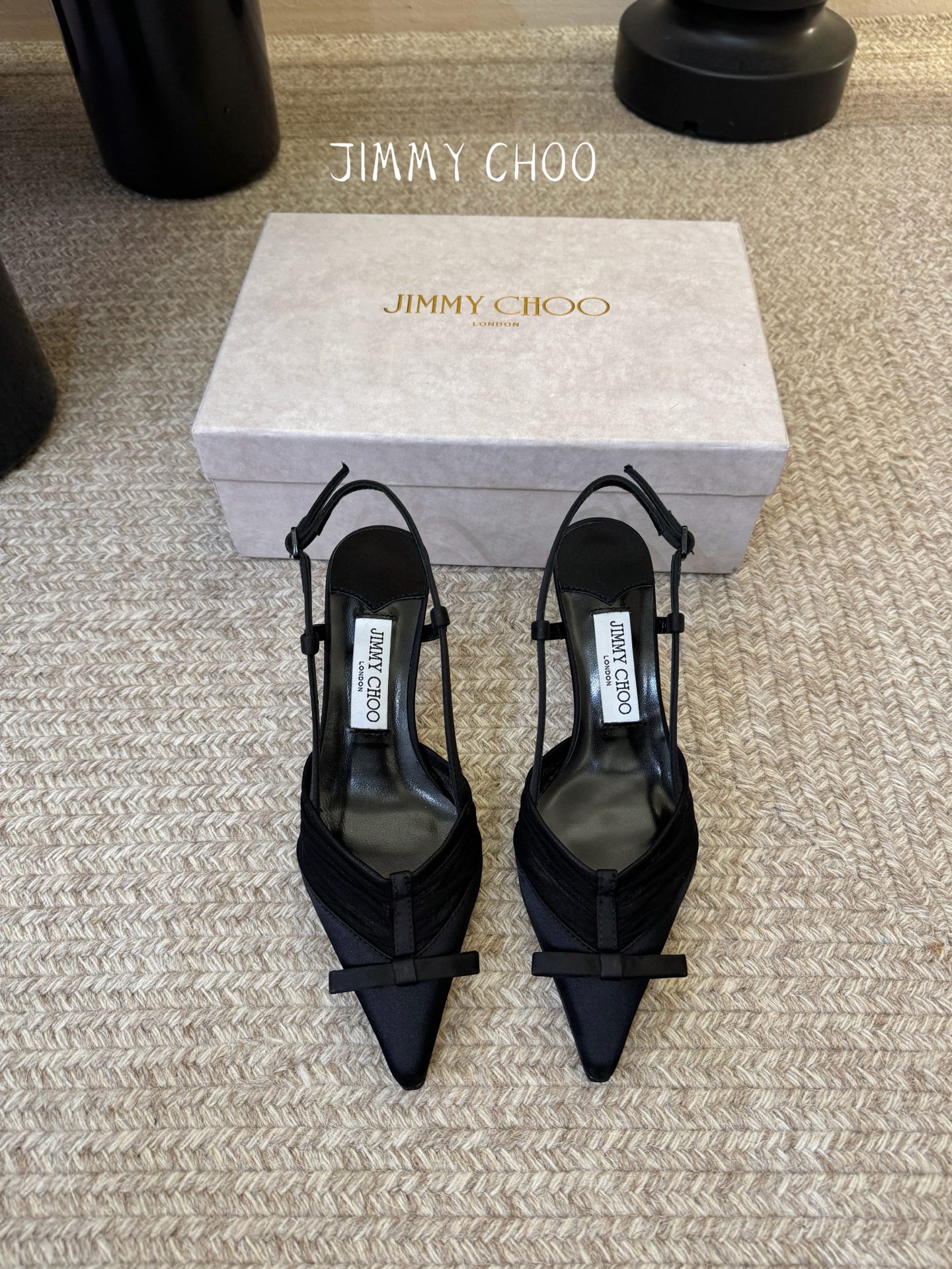 Jimmy Cho* 26SS春夏新款褶皱网纱蝴蝶结尖头后空凉鞋经典尖头鞋型自带拉长腿型的效果，褶皱缎面