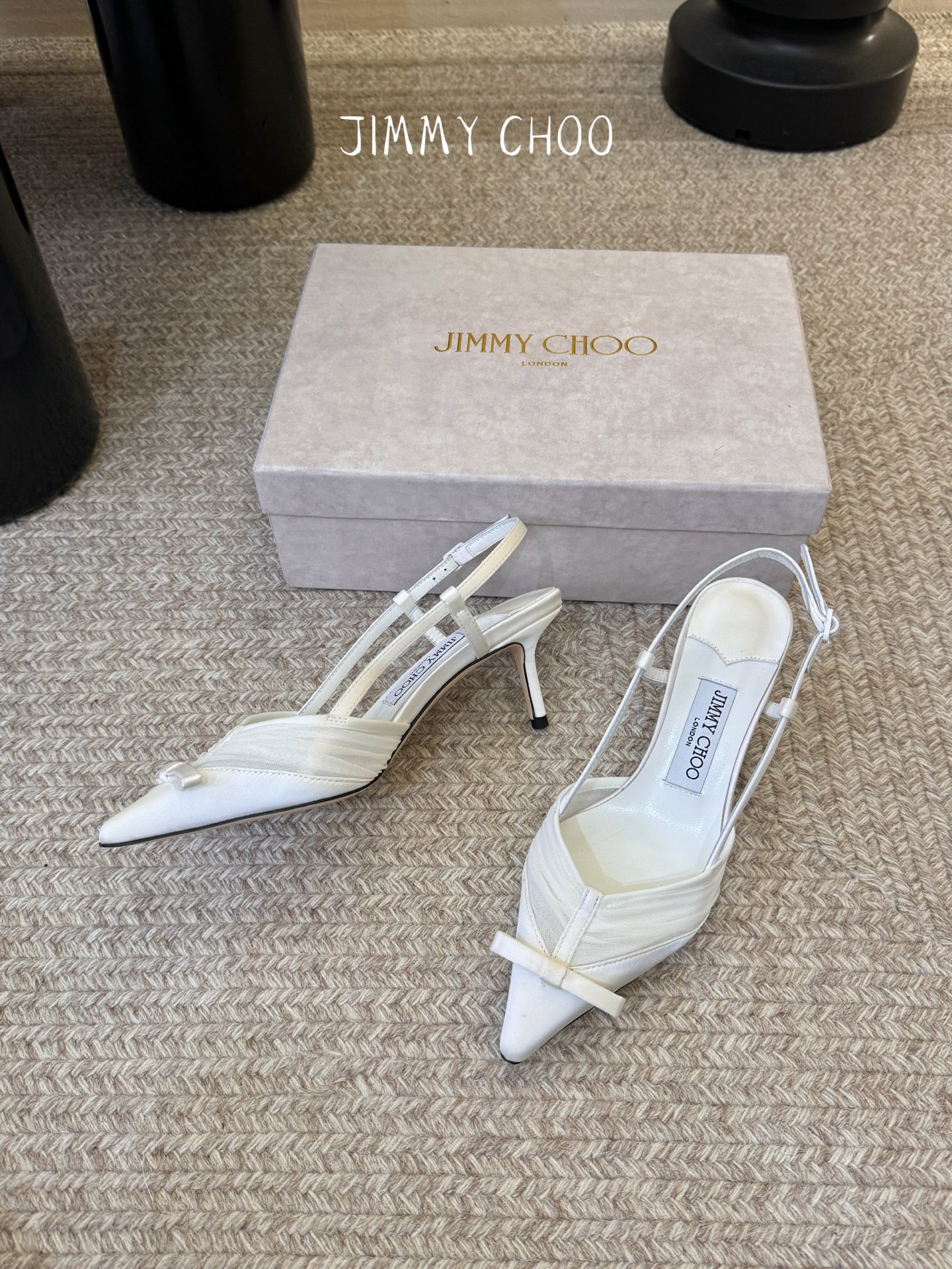 Jimmy Cho* 26SS春夏新款褶皱网纱蝴蝶结尖头后空凉鞋经典尖头鞋型自带拉长腿型的效果，褶皱缎面