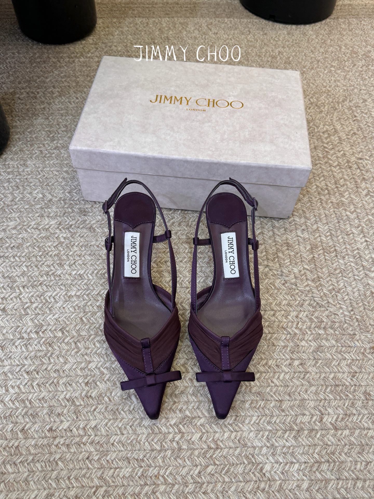 NO:783943,Jimmy Cho* 26SS new spring and summer pleated mesh bow pointed toe back sandals. The classic pointed toe shoe shape has the effect of elongating the leg shape. The combination of pleated satin + bow + back strap instantly adds a sense of sophistication and perfectly interprets the light luxury and romance of Jimmy Choo. The shoe body lines are smooth and neat, and the pointed toe design perfectly modifies the foot shape. It can be easily controlled by wide feet and fleshy feet. The upper foot becomes slender and delicate in seconds, showing a unique effect of lengthening the legs.  The back strap design fits the ankle, which not only modifies the ankle line, but also locks the foot shape firmly so that it does not sway when walking; the pleated satin material has a high-grade luster, which is gentle and noble. Satin/mesh upper, sheepskin lining, genuine leather outsole, size 35-42 (customized sizes 40, 41, and 42 are non-refundable), heel height 6.5cm, single shoes, jimmy choo, sandals, sheepskin, silk  fabric,leather soles19860909Jimmy Cho* 26SS春夏新款褶皱网纱蝴蝶结尖头后空凉鞋 经典尖头鞋型自带拉长腿型的效果,褶皱缎面+蝴蝶结+后空绑带的组合,瞬间把精致感拉满,完美诠释 Jimmy Choo 的轻奢浪漫.鞋身线条流畅利落,尖头设计完美修饰脚型,宽脚、肉脚都能轻松驾驭,上脚秒变纤细秀气的脚型,显腿长效果一绝. 后空绑带设计贴合脚踝,既修饰了脚踝线条,又能牢牢锁住脚型,走路不晃不掉；褶皱缎面材质自带高级光泽感,温柔又显贵. 鞋面绸缎/网纱 内里羊皮 大底真皮大底 size35-42码（40、41、42码定制不退换） 跟高6.5cm,单鞋,jimmy choo,sandals,sheepskin,silk fabric,Leather soles,Women's Shoes