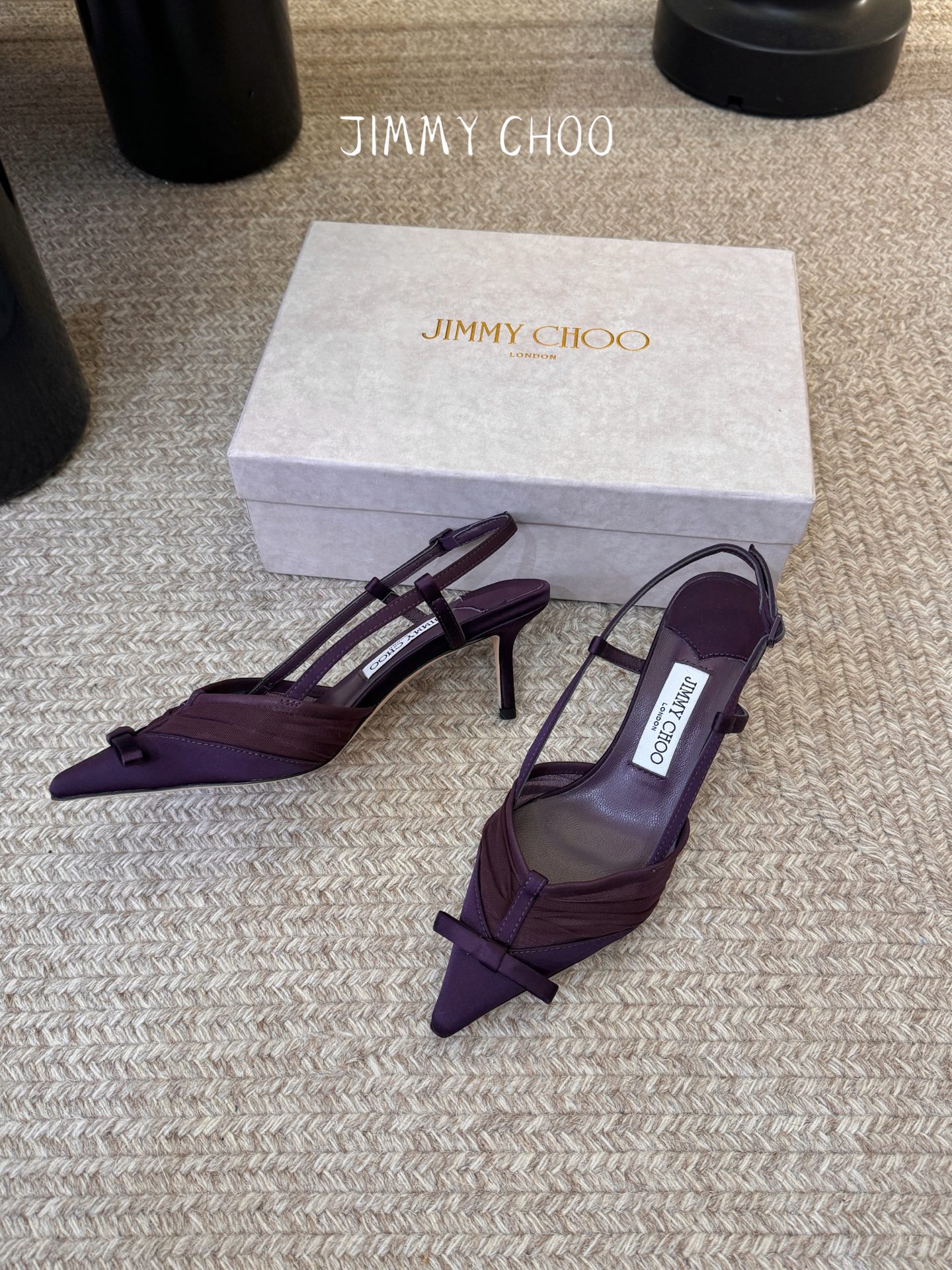 Jimmy Cho* 26SS春夏新款褶皱网纱蝴蝶结尖头后空凉鞋经典尖头鞋型自带拉长腿型的效果，褶皱缎面