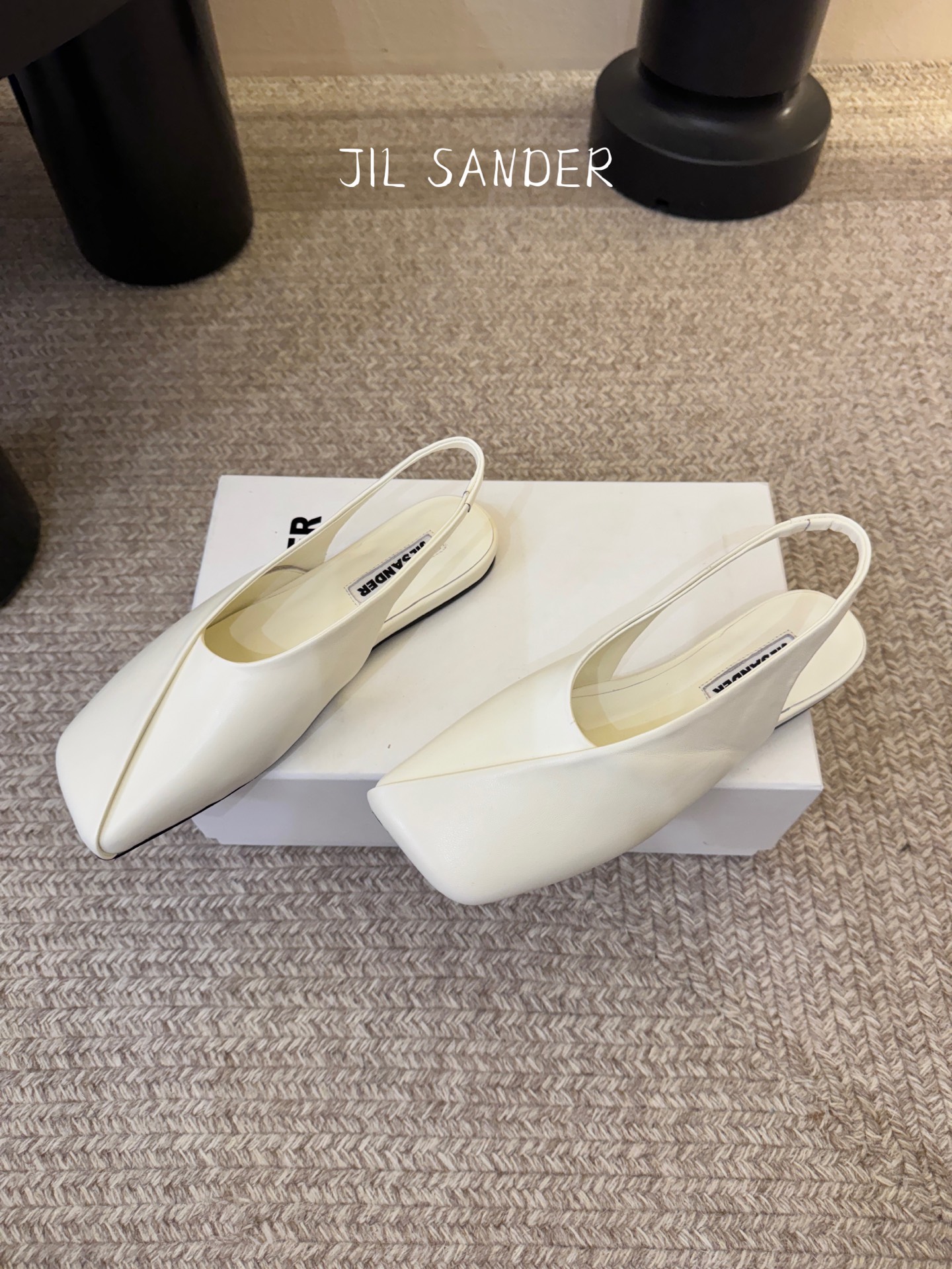 Jil sande* 𝟐𝟔𝐀𝐖新品方头芭蕾鞋｜极简主义的清冷诗意以利落方头重塑芭蕾鞋的经典轮廓 细腻小羊