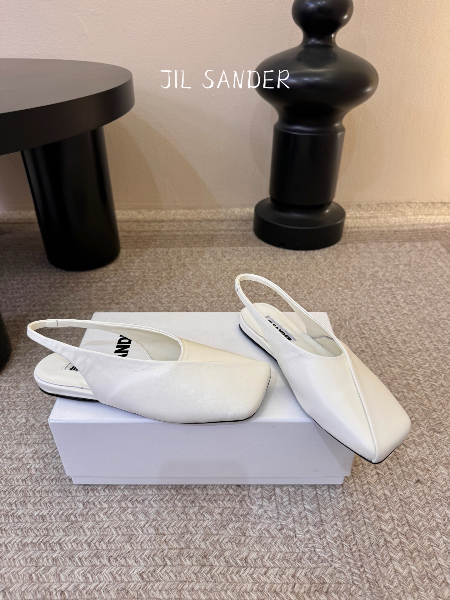 Jil sande* 𝟐𝟔𝐀𝐖新品方头芭蕾鞋｜极简主义的清冷诗意以利落方头重塑芭蕾鞋的经典轮廓 细腻小羊