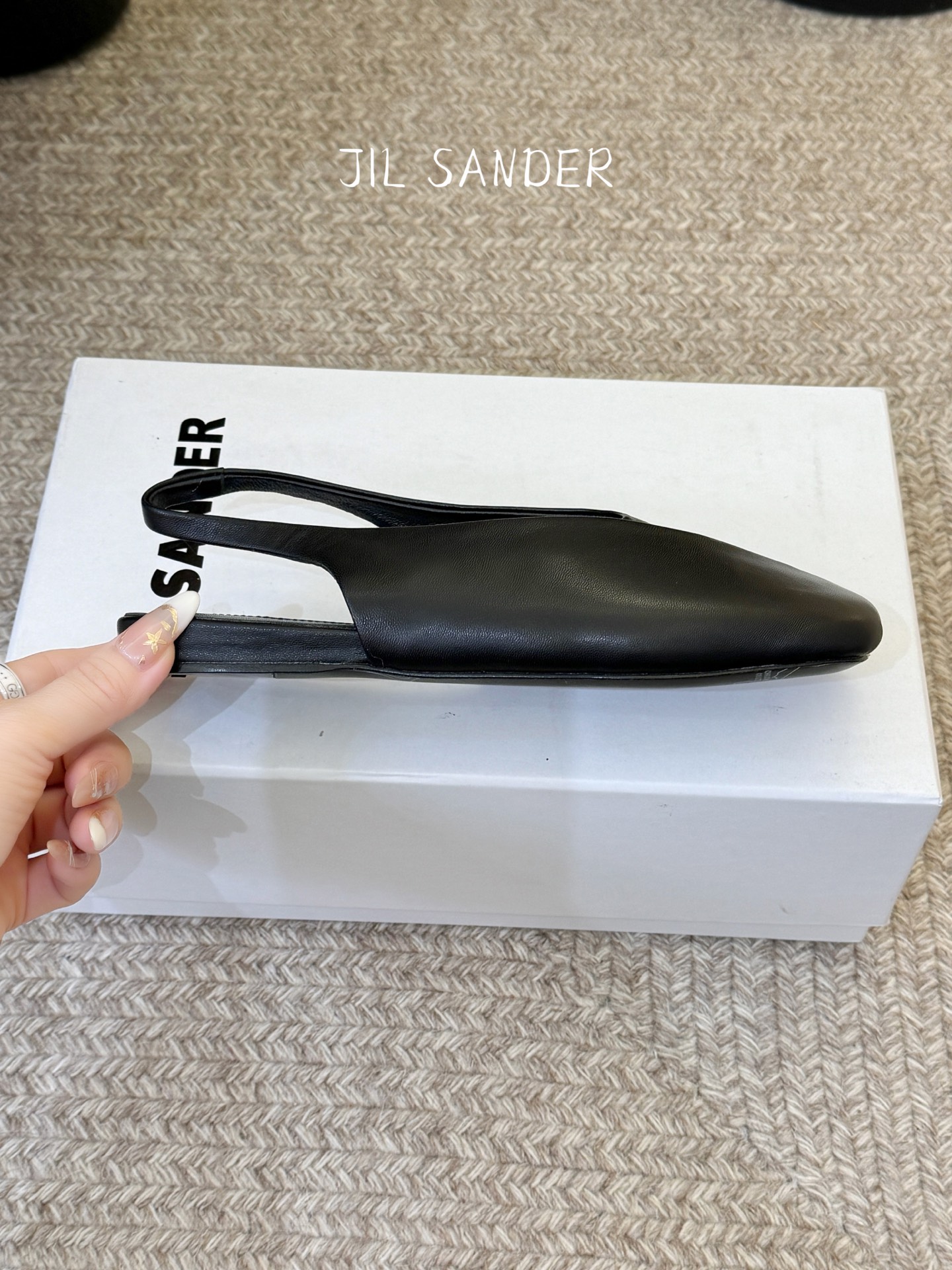 Jil sande* 𝟐𝟔𝐀𝐖新品方头芭蕾鞋｜极简主义的清冷诗意以利落方头重塑芭蕾鞋的经典轮廓 细腻小羊