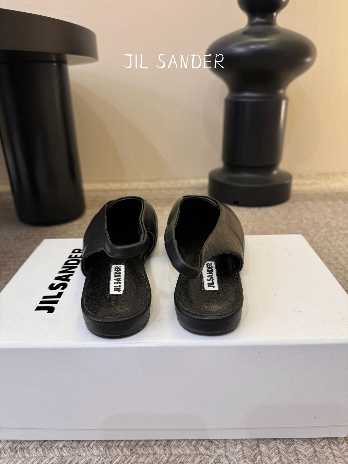 Jil sande* 𝟐𝟔𝐀𝐖新品方头芭蕾鞋｜极简主义的清冷诗意以利落方头重塑芭蕾鞋的经典轮廓 细腻小羊