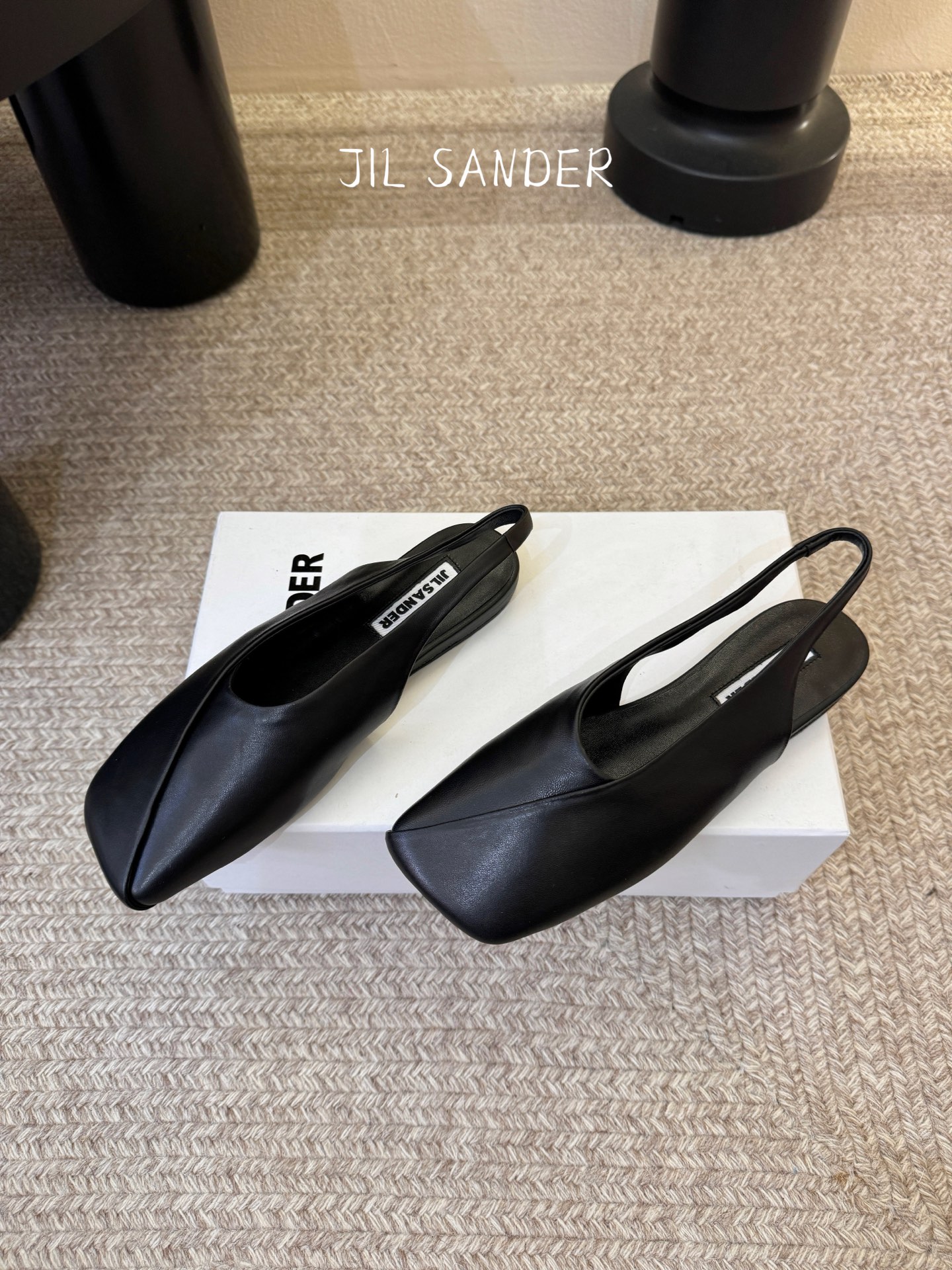 Jil sande* 𝟐𝟔𝐀𝐖新品方头芭蕾鞋｜极简主义的清冷诗意以利落方头重塑芭蕾鞋的经典轮廓 细腻小羊