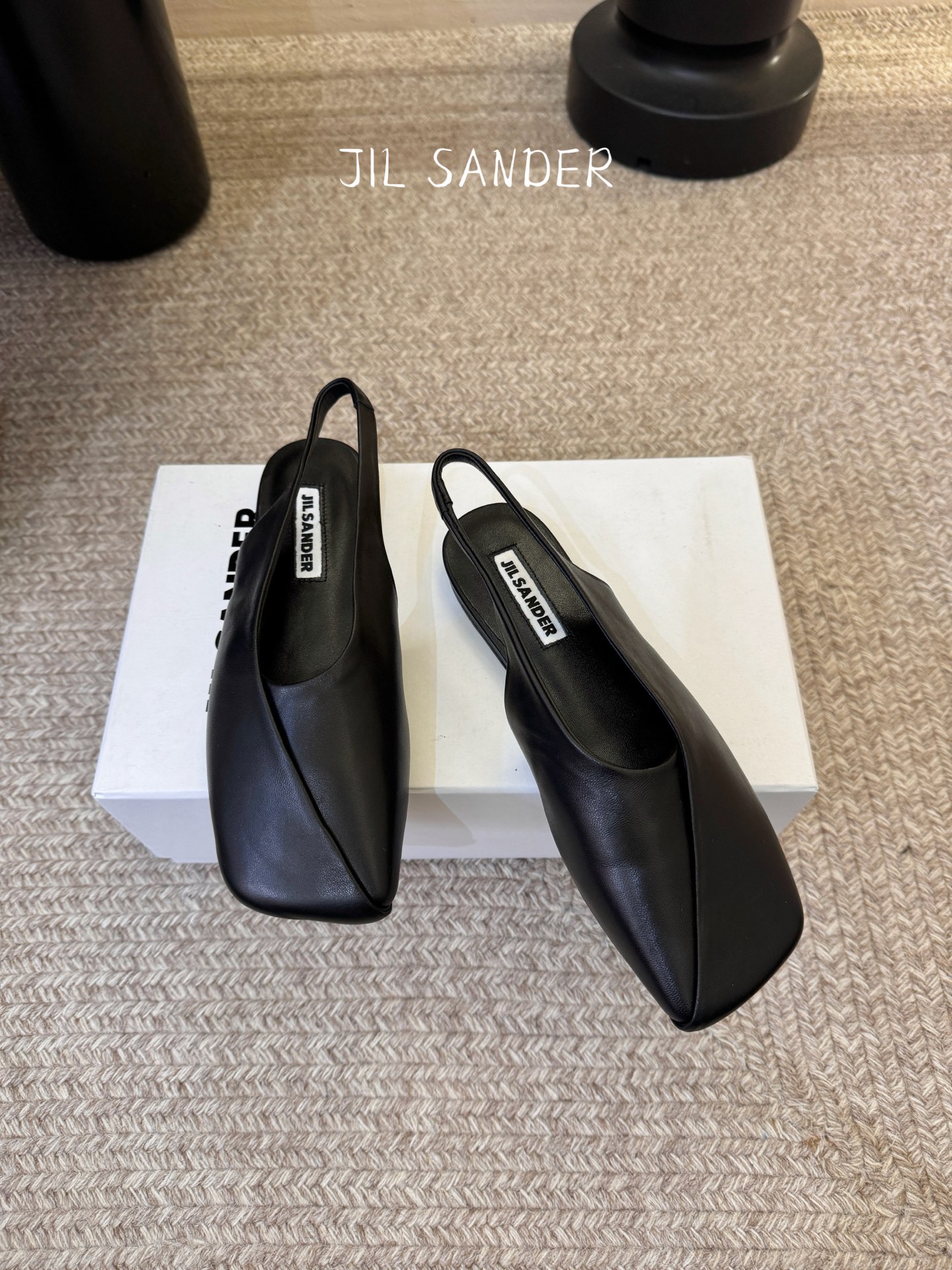 Jil sande* 𝟐𝟔𝐀𝐖新品方头芭蕾鞋｜极简主义的清冷诗意以利落方头重塑芭蕾鞋的经典轮廓 细腻小羊
