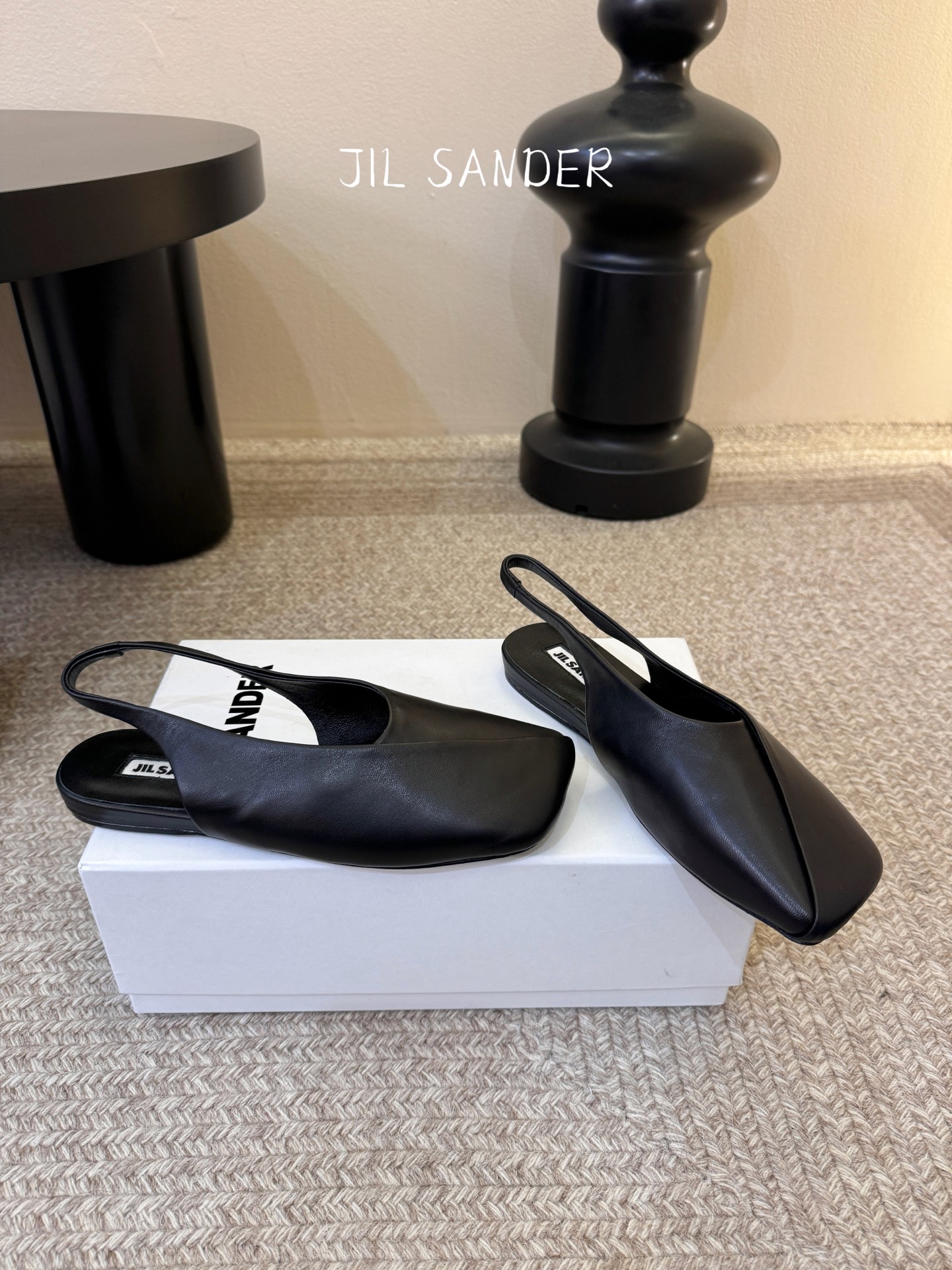 Jil sande* 𝟐𝟔𝐀𝐖新品方头芭蕾鞋｜极简主义的清冷诗意以利落方头重塑芭蕾鞋的经典轮廓 细腻小羊