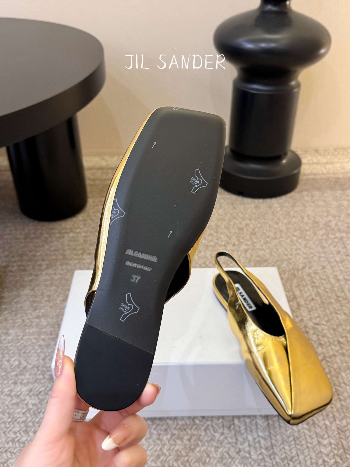 Jil sande* 𝟐𝟔𝐀𝐖新品方头芭蕾鞋｜极简主义的清冷诗意以利落方头重塑芭蕾鞋的经典轮廓 细腻小羊