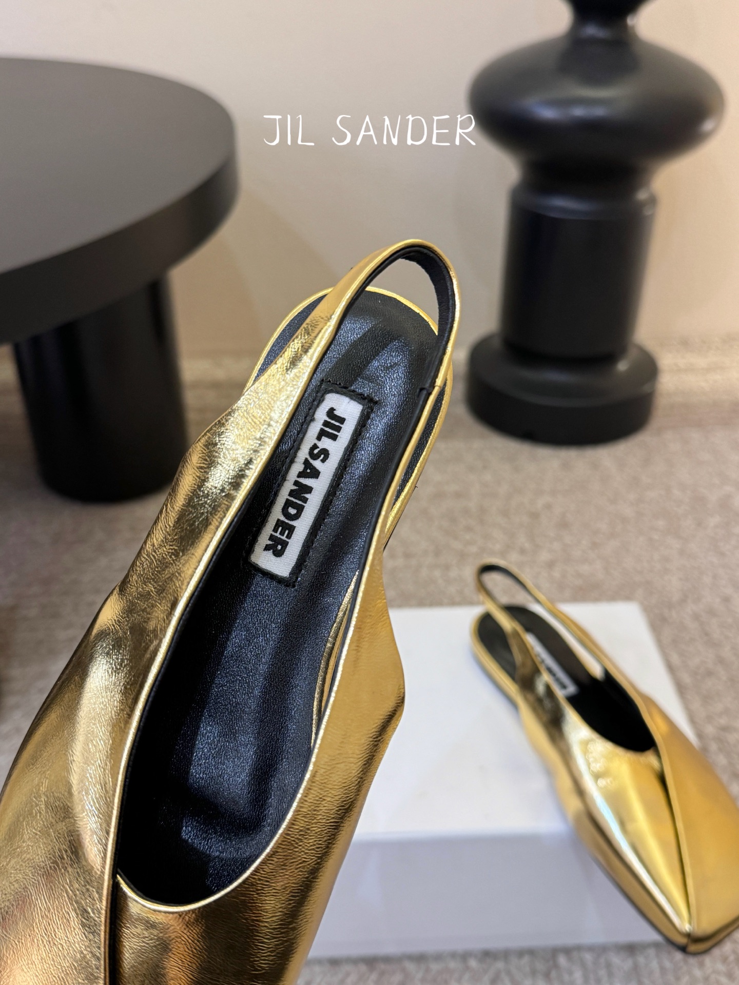 Jil sande* 𝟐𝟔𝐀𝐖新品方头芭蕾鞋｜极简主义的清冷诗意以利落方头重塑芭蕾鞋的经典轮廓 细腻小羊