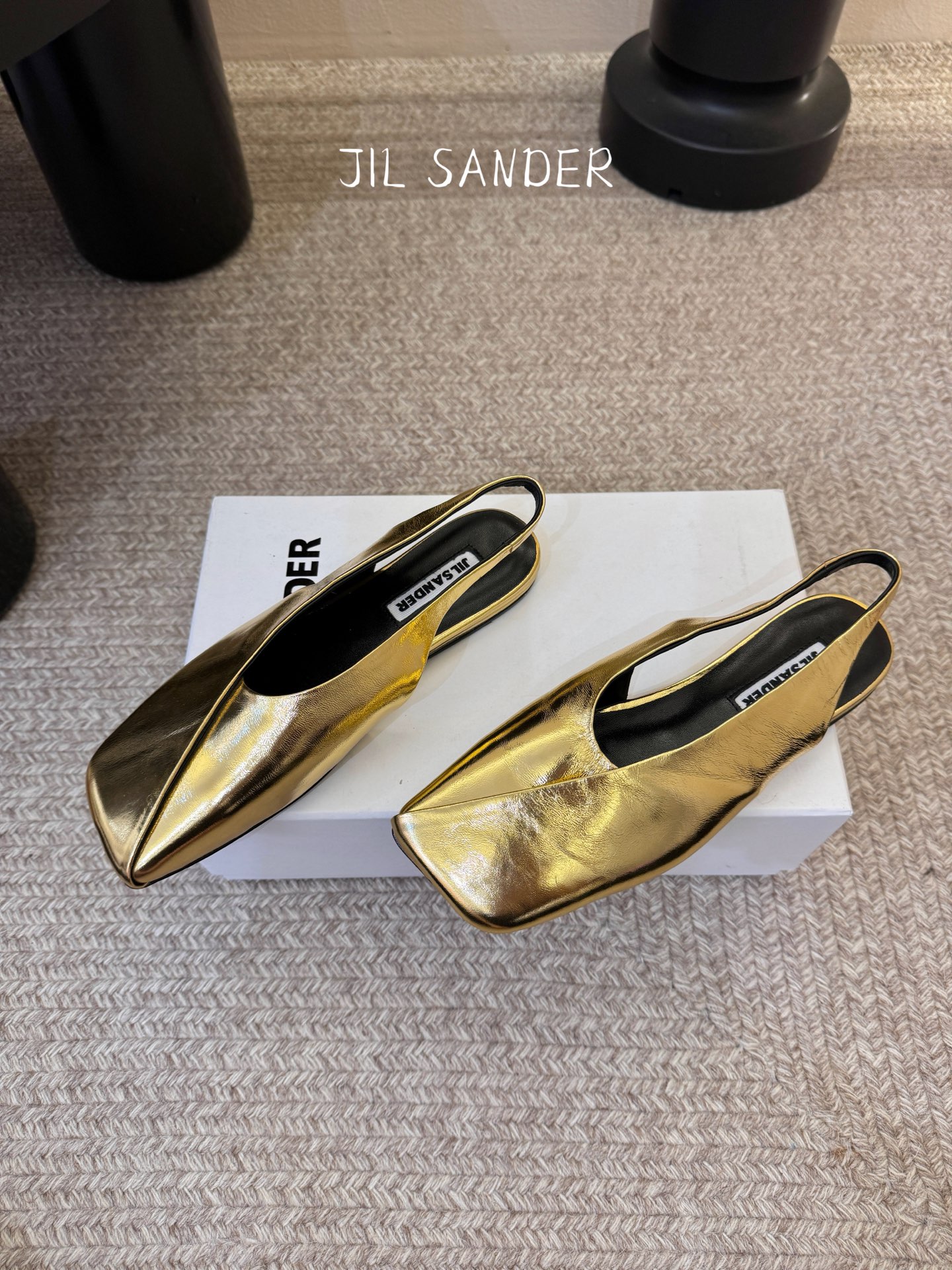 Jil sande* 𝟐𝟔𝐀𝐖新品方头芭蕾鞋｜极简主义的清冷诗意以利落方头重塑芭蕾鞋的经典轮廓 细腻小羊
