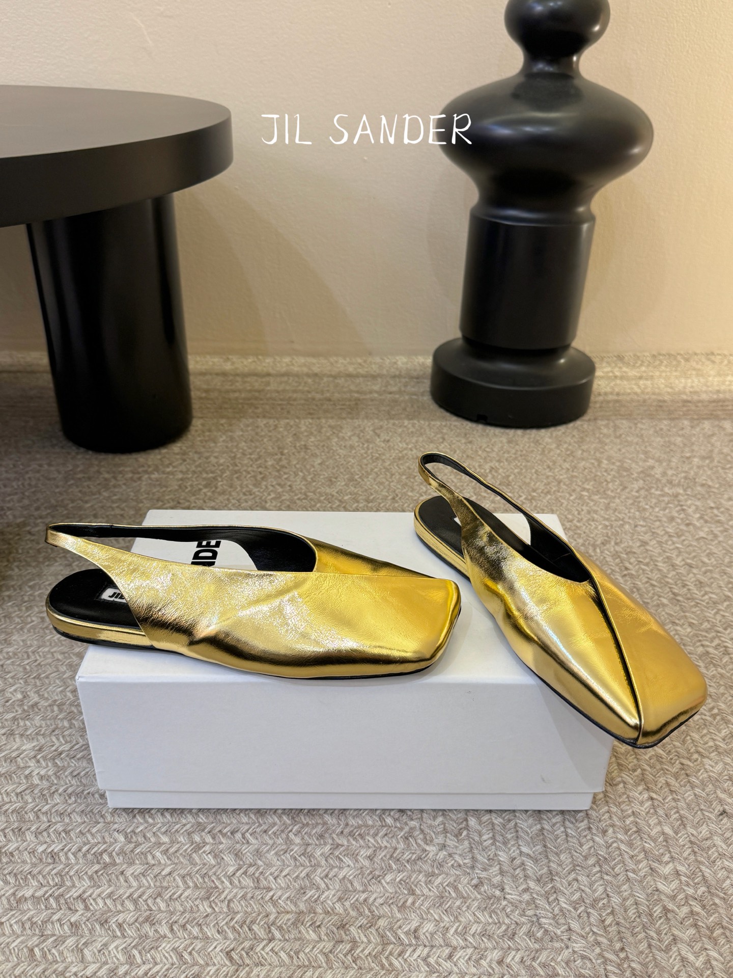Jil sande* 𝟐𝟔𝐀𝐖新品方头芭蕾鞋｜极简主义的清冷诗意以利落方头重塑芭蕾鞋的经典轮廓 细腻小羊