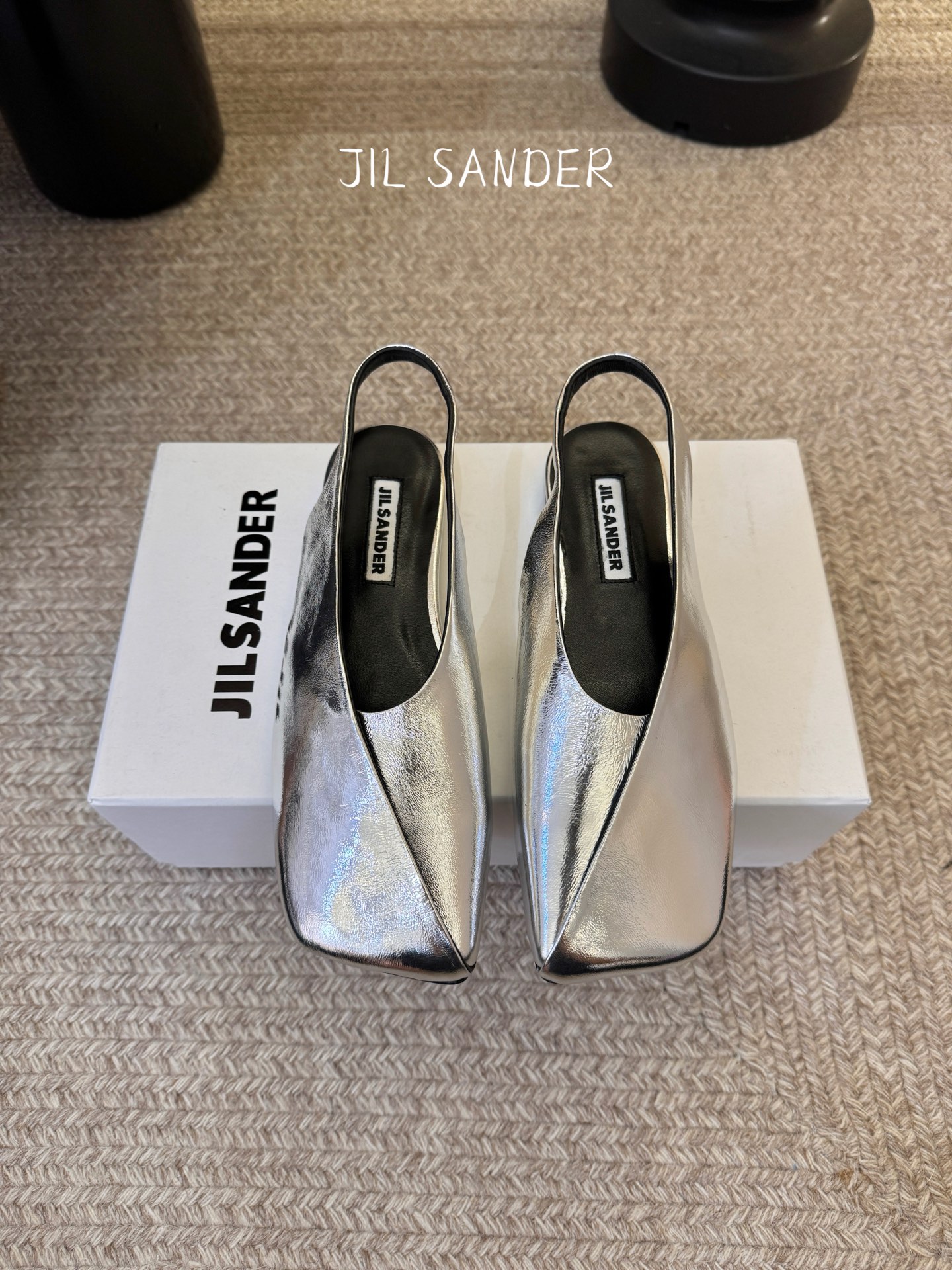 NO:783978,Jil sande* new product square toe ballet shoes | the cool poetry of minimalism Reshape the classic silhouette of ballet shoes with a neat square toe Delicate lambskin and metallic leather collide to create a restrained sense of luxury Oblique stitching outlines sculptural geometric lines Hidden avant-garde tension in the minimalist design The shoe body without unnecessary decoration brings the brand's iconic cold aesthetics to the extreme Flexible leather fits the foot shape Whether it is daily commuting, art exhibitions or dinner events  Can be adapted easily. Imported sheepskin upper, imported sheepskin lining, imported genuine leather outsole 35-39 (set at 40.41), sandals, jil sander, sandals, sheepskin, Leather soles19860909Jil sande* 新品 方头芭蕾鞋｜极简主义的清冷诗意 以利落方头重塑芭蕾鞋的经典轮廓 细腻小羊皮与金属光感皮革碰撞出克制的高级感 斜向车线勾勒出雕塑般的几何线条 在极简设计中暗藏先锋张力 无多余装饰的鞋身 将品牌标志性的冷感美学发挥到极致 柔韧皮质贴合脚型 无论是日常通勤、艺术看展还是晚宴场合 都能从容适配 鞋面进口羊皮 内里进口羊皮 进口真皮大底 35-39（40.41定）,凉鞋,jil sander,sandals,sheepskin,Leather soles,Women's Shoes