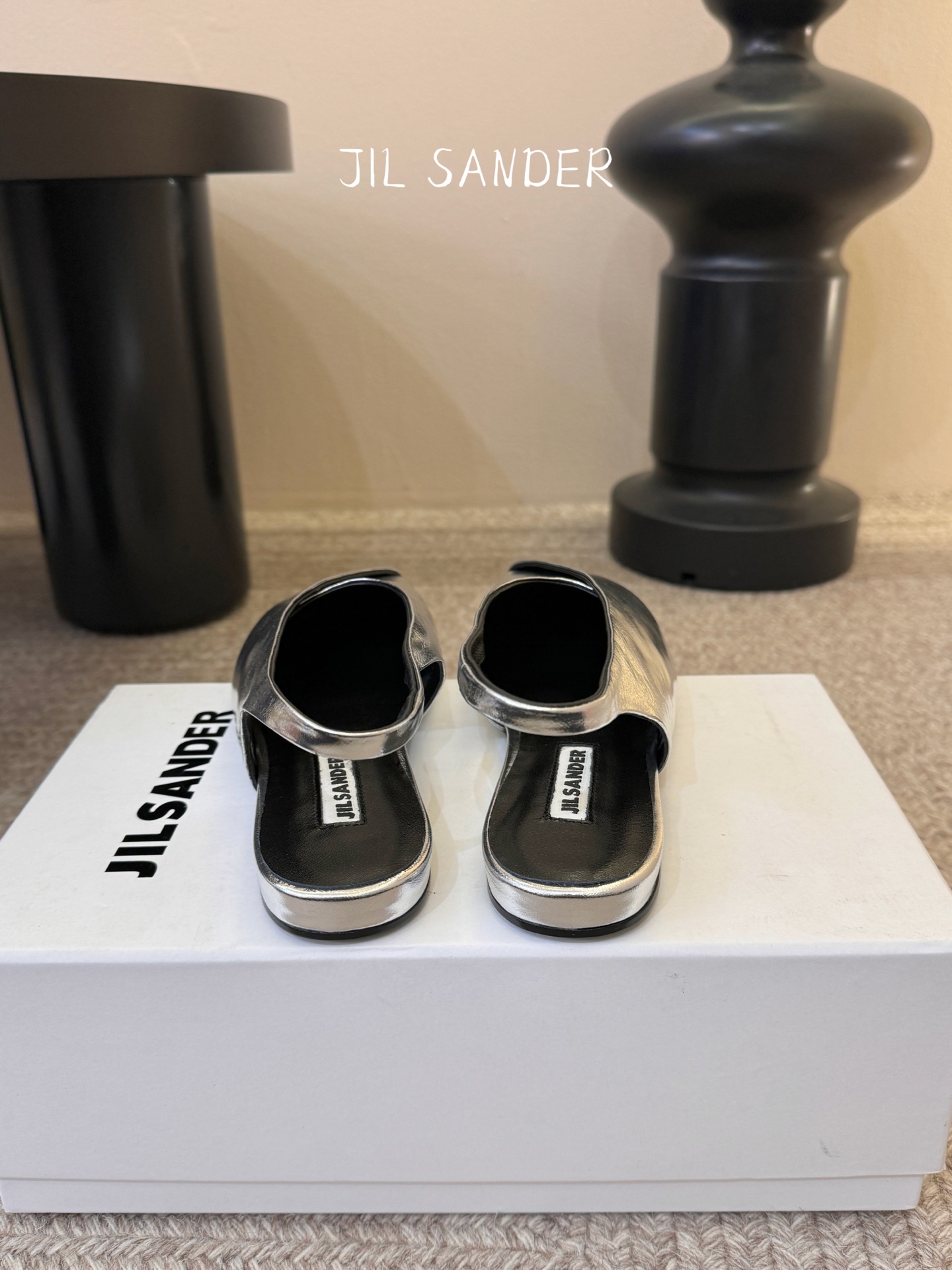 Jil sande* 𝟐𝟔𝐀𝐖新品方头芭蕾鞋｜极简主义的清冷诗意以利落方头重塑芭蕾鞋的经典轮廓 细腻小羊