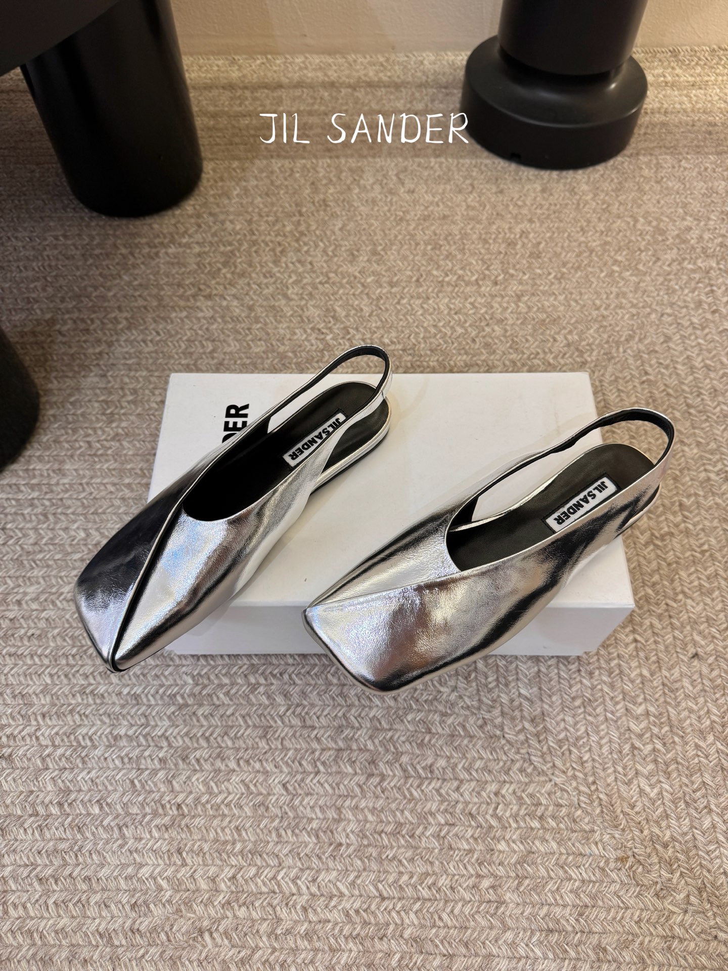 Jil sande* 𝟐𝟔𝐀𝐖新品方头芭蕾鞋｜极简主义的清冷诗意以利落方头重塑芭蕾鞋的经典轮廓 细腻小羊