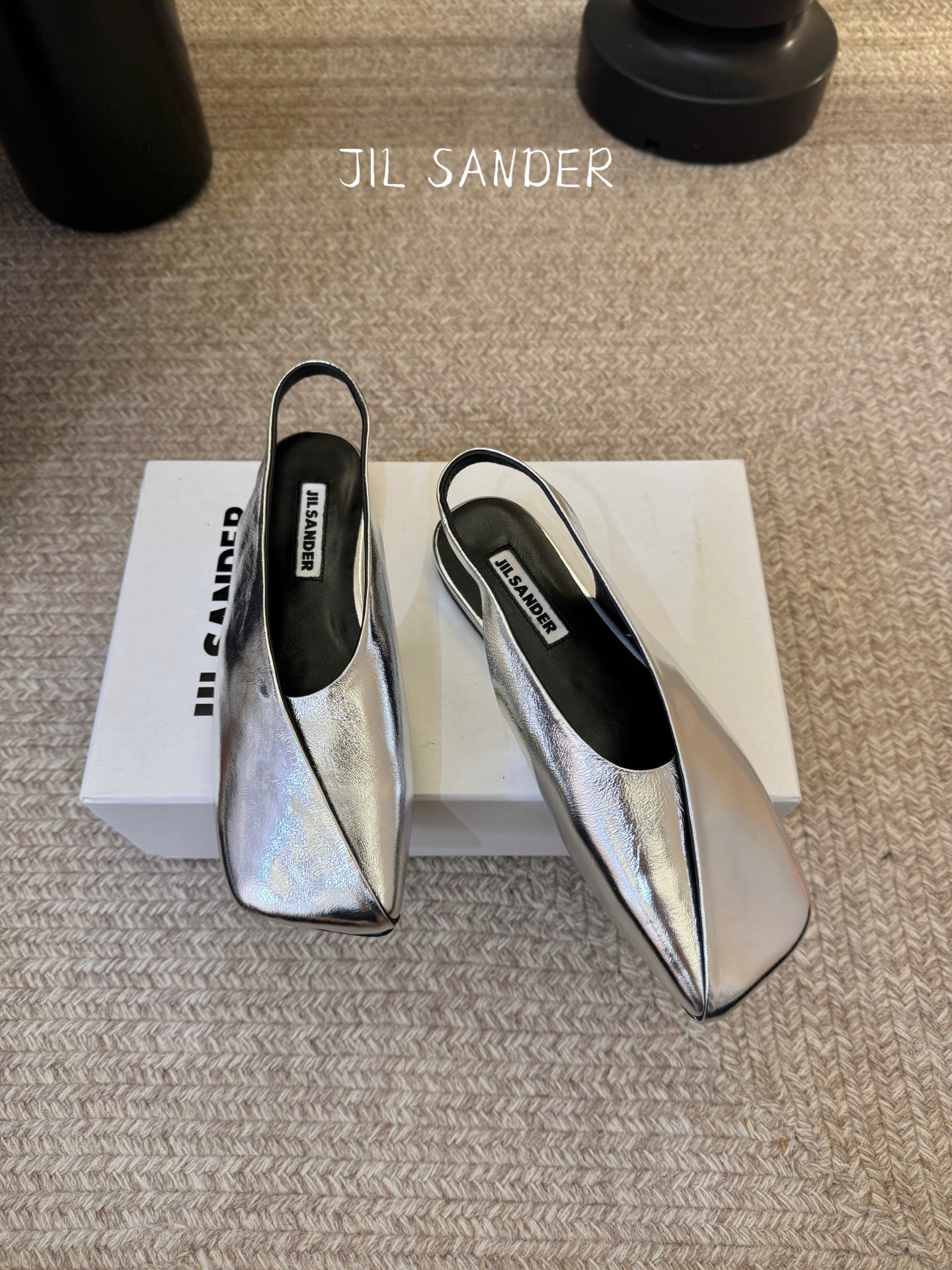 Jil sande* 𝟐𝟔𝐀𝐖新品方头芭蕾鞋｜极简主义的清冷诗意以利落方头重塑芭蕾鞋的经典轮廓 细腻小羊
