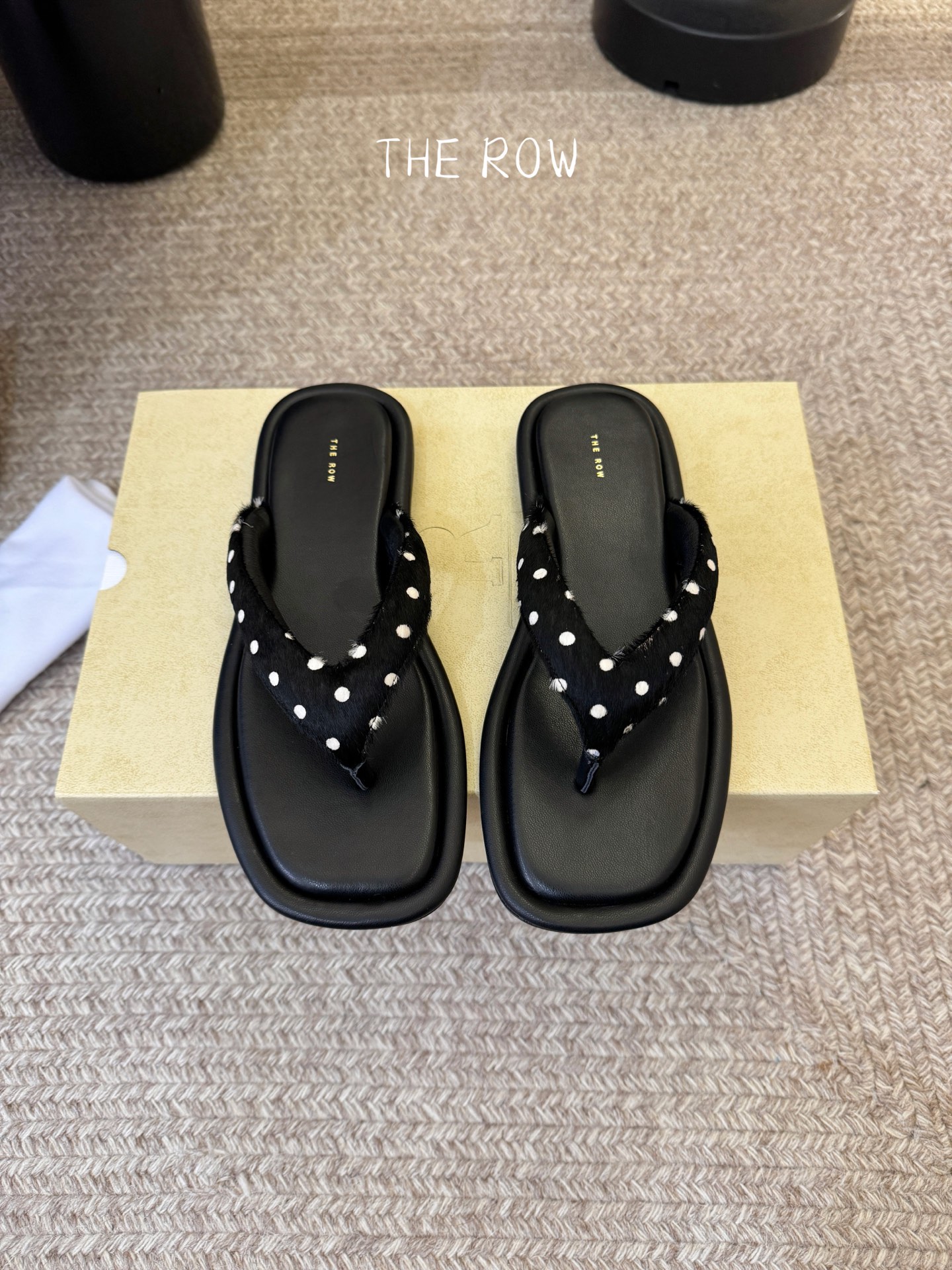 NO:783972,The Row thick-soled flip-flops. When you first see these shoes, they look very simple and inconspicuous. In fact, they look good on your feet and are easy to wear. The whole shoe is very soft and does not scratch your feet. Fabric: horse hair. Lining: full sheepskin for footbed. The foot feels very good and soft.  Outsole: The original rubber outsole continues the minimalist style, using a full leather package production process. It is super waste material and is very soft and skin-friendly. There is no need to worry about the foot feel. Good wear is a must. Those who have high requirements for foot feel must buy it. Sizes 35-39 (40 non-refundable), split-toe shoes, slippers, sheepskin19860909The Row厚底人字拖鞋,第一眼看到这个鞋子给人感觉很简单不起眼,其实上脚很好看,主要也好穿,整个鞋子非常柔软不磨脚. 面料:马毛 内里:垫脚脚床全羊皮,脚感非常好,软绵绵的 大底:原版橡胶大底延续了一贯极简风格,采用全皮套包制作工艺,超级废料,非常柔软亲肤,脚感方面完全不可担心,好穿是必须的,对脚感要求高的必眼入它 尺码35-39 (40不退换),分趾鞋,slippers,sheepskin,Women's Shoes
