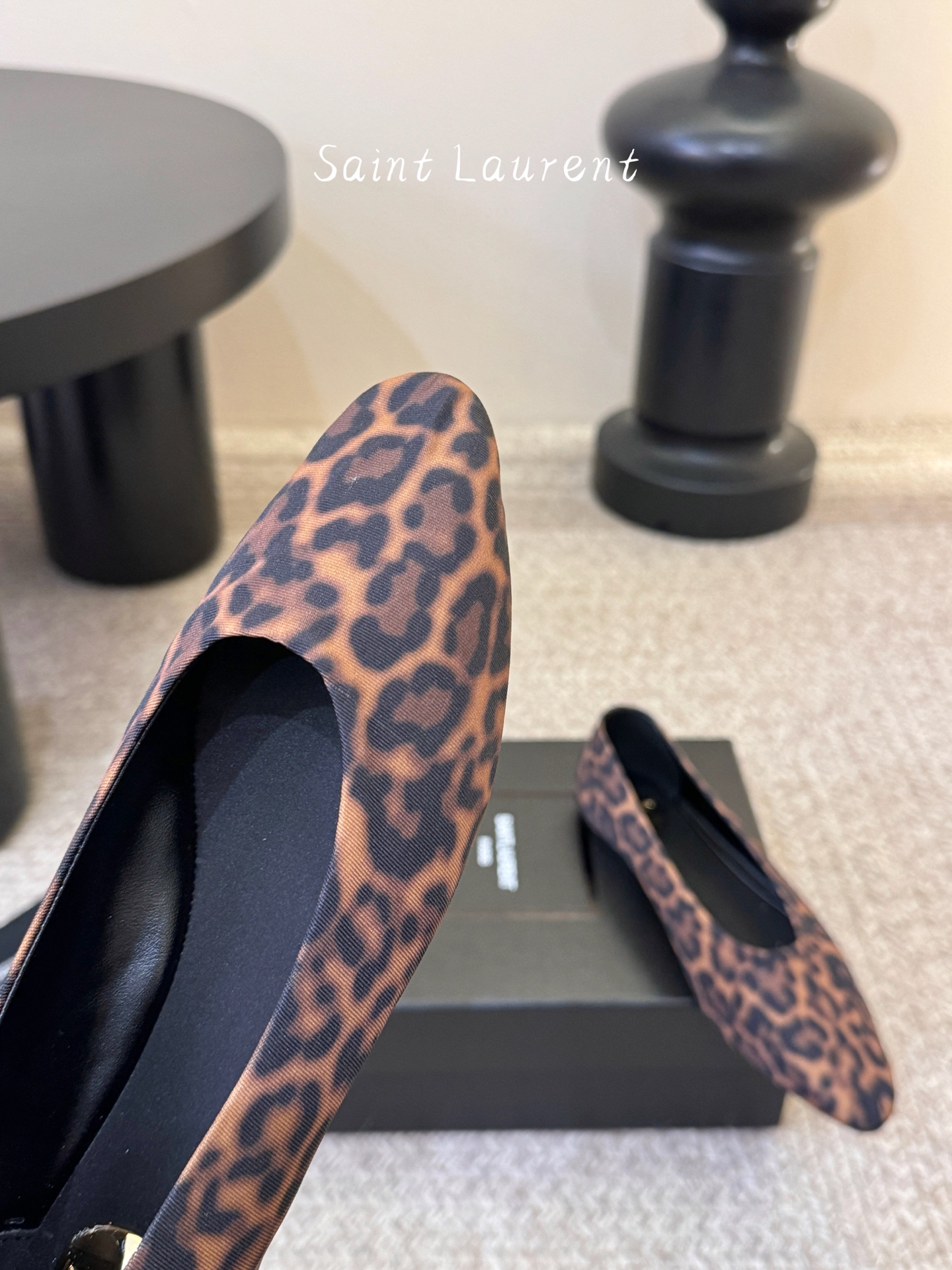 圣罗兰Saint Lauren* 新品平底小方头单鞋各种小裙子搭配起来 完全不挑脚型哦 Ysl Logo