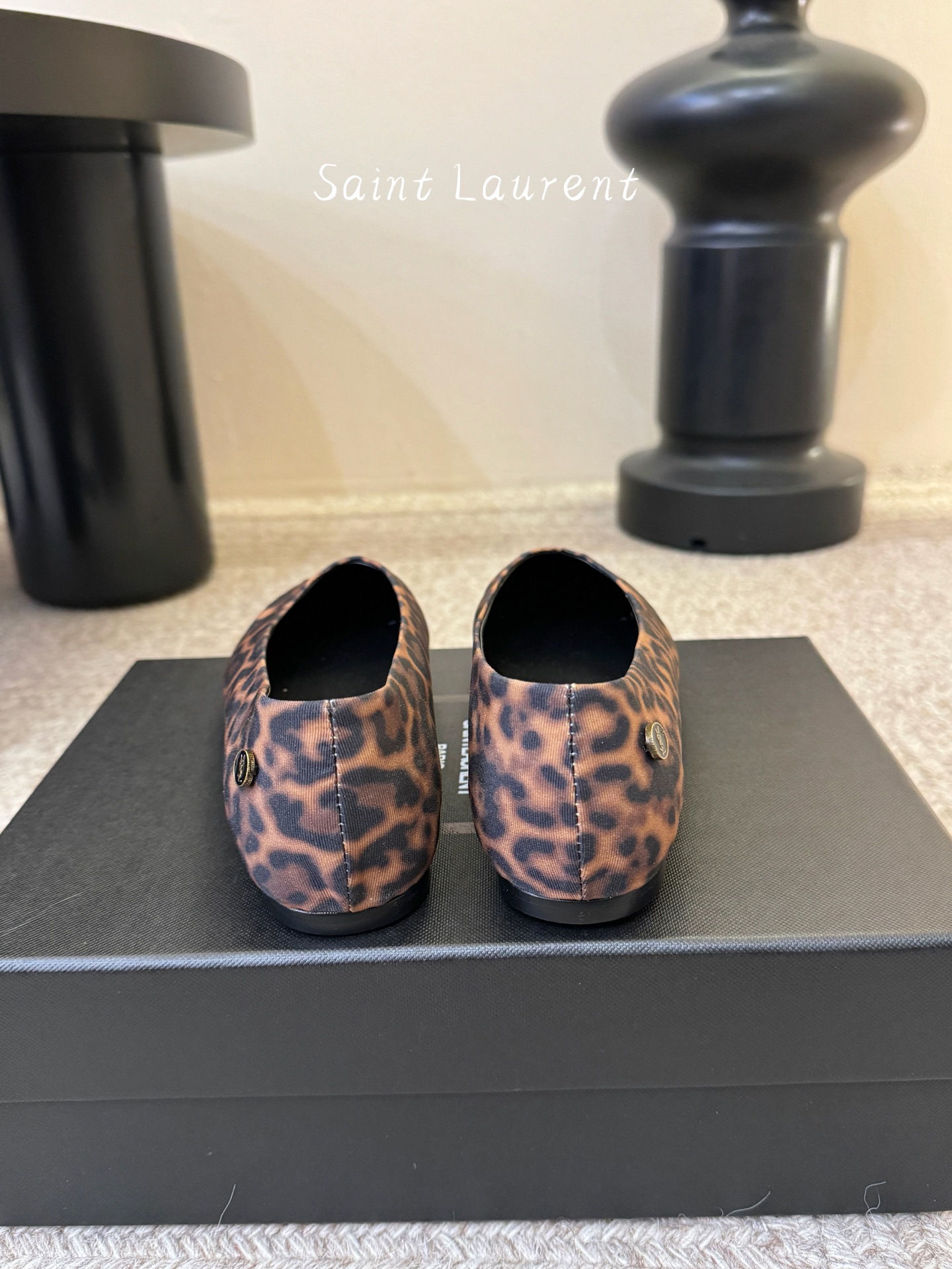 圣罗兰Saint Lauren* 新品平底小方头单鞋各种小裙子搭配起来 完全不挑脚型哦 Ysl Logo