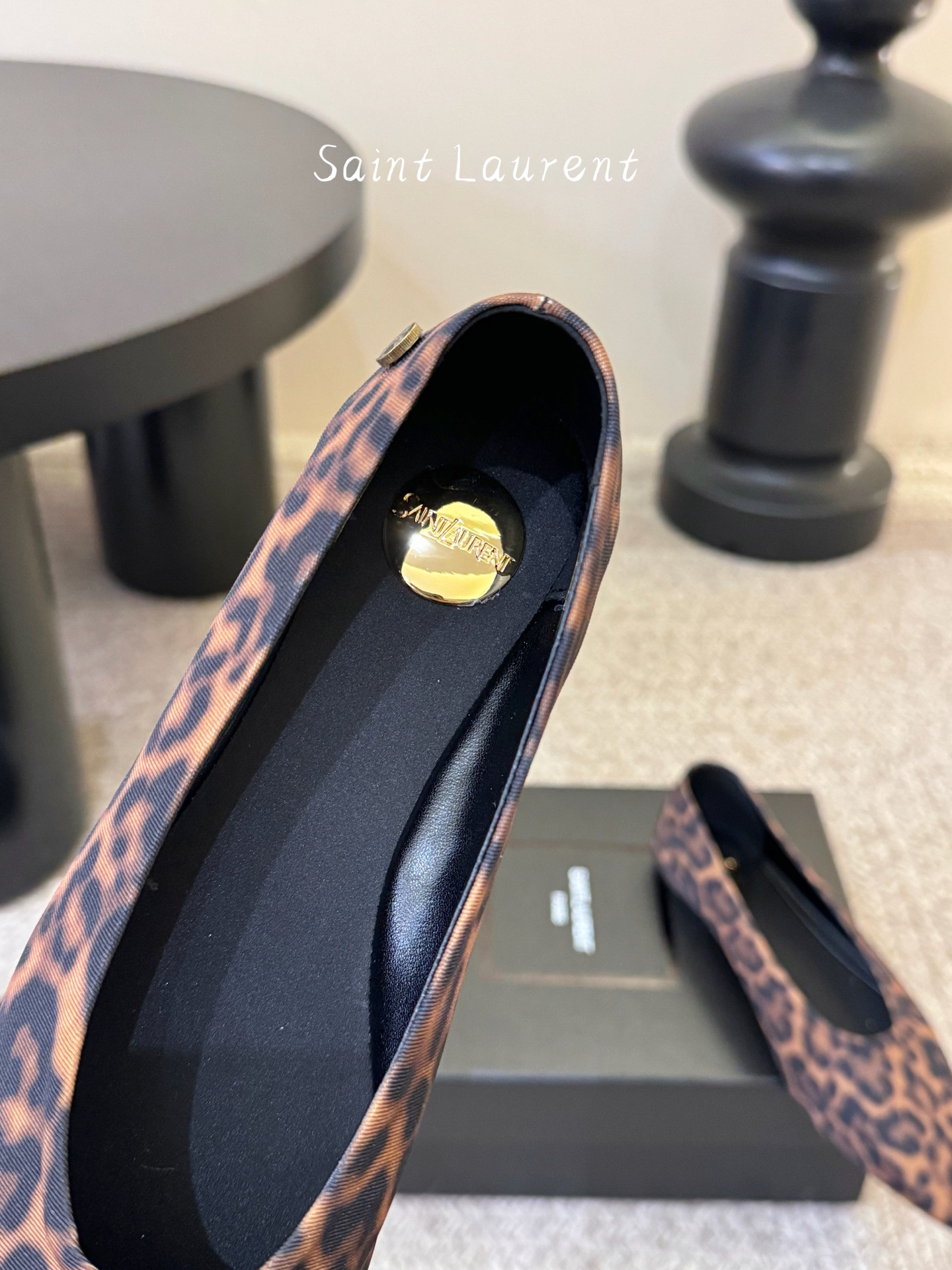 圣罗兰Saint Lauren* 新品平底小方头单鞋各种小裙子搭配起来 完全不挑脚型哦 Ysl Logo