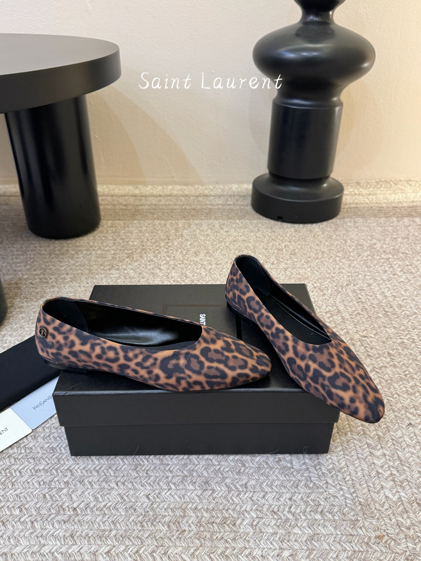 圣罗兰Saint Lauren* 新品平底小方头单鞋各种小裙子搭配起来 完全不挑脚型哦 Ysl Logo